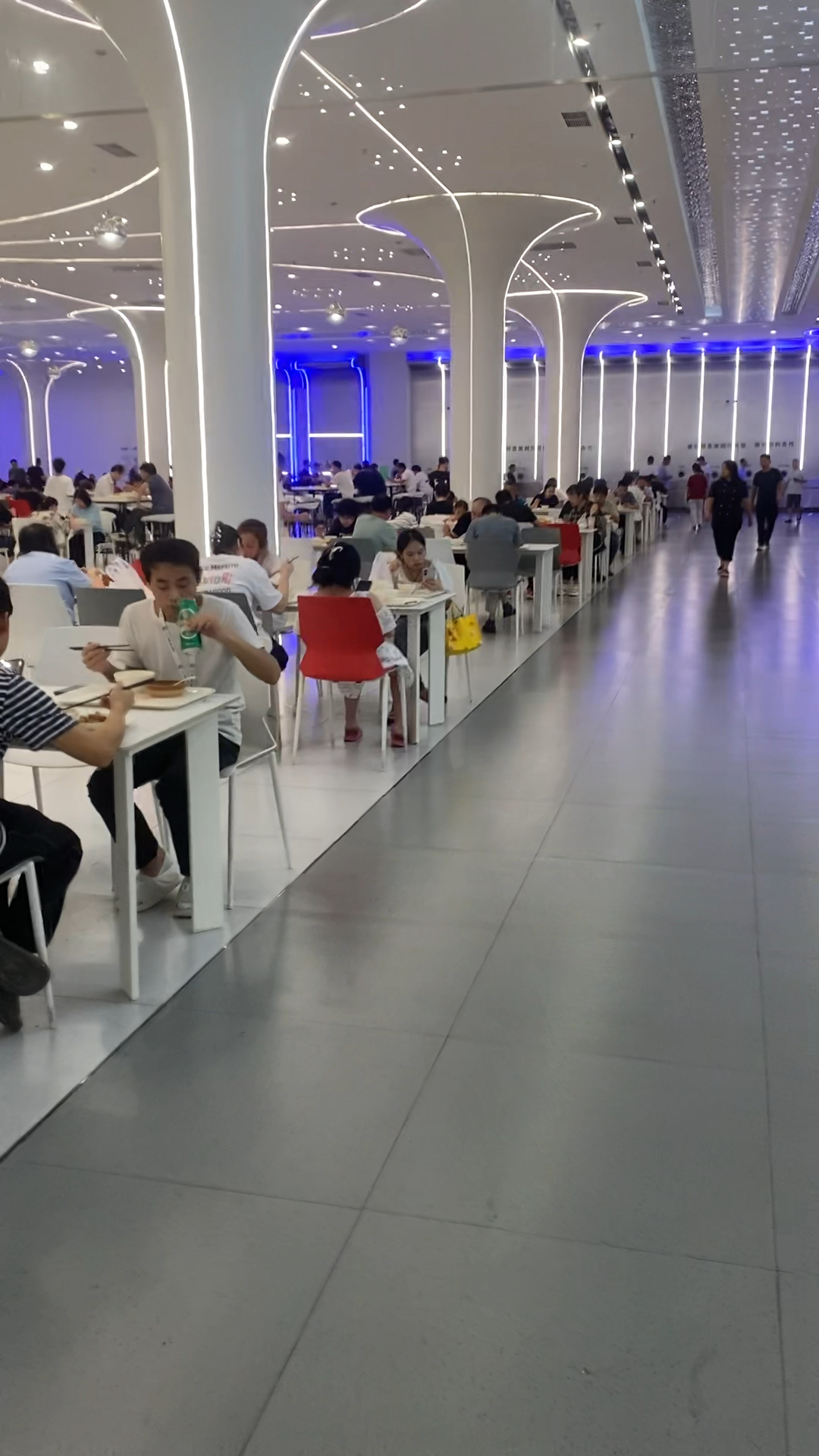 比亚迪食堂,人是真的多