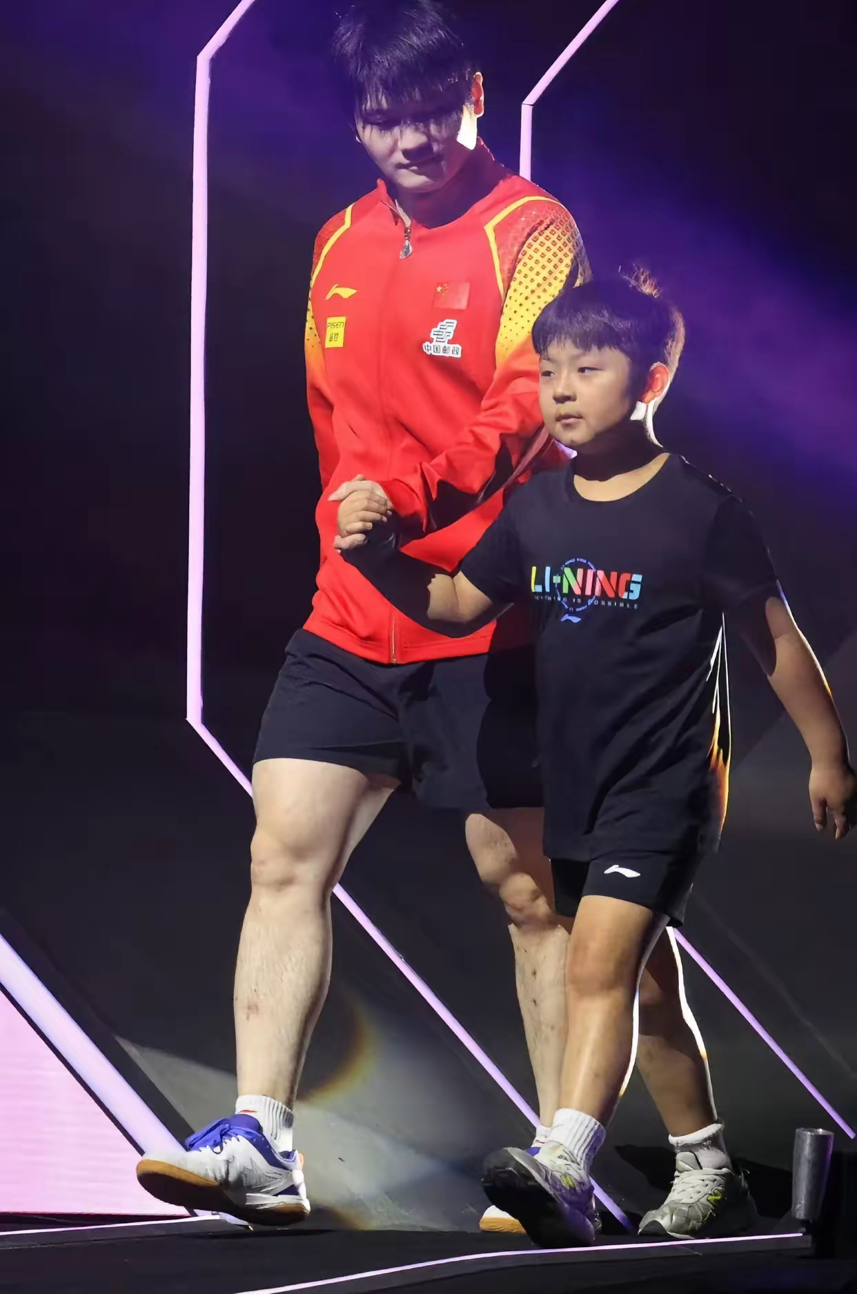 这孩子和小胖一样长得胖嘟嘟的甚至就连发型也和小胖一样