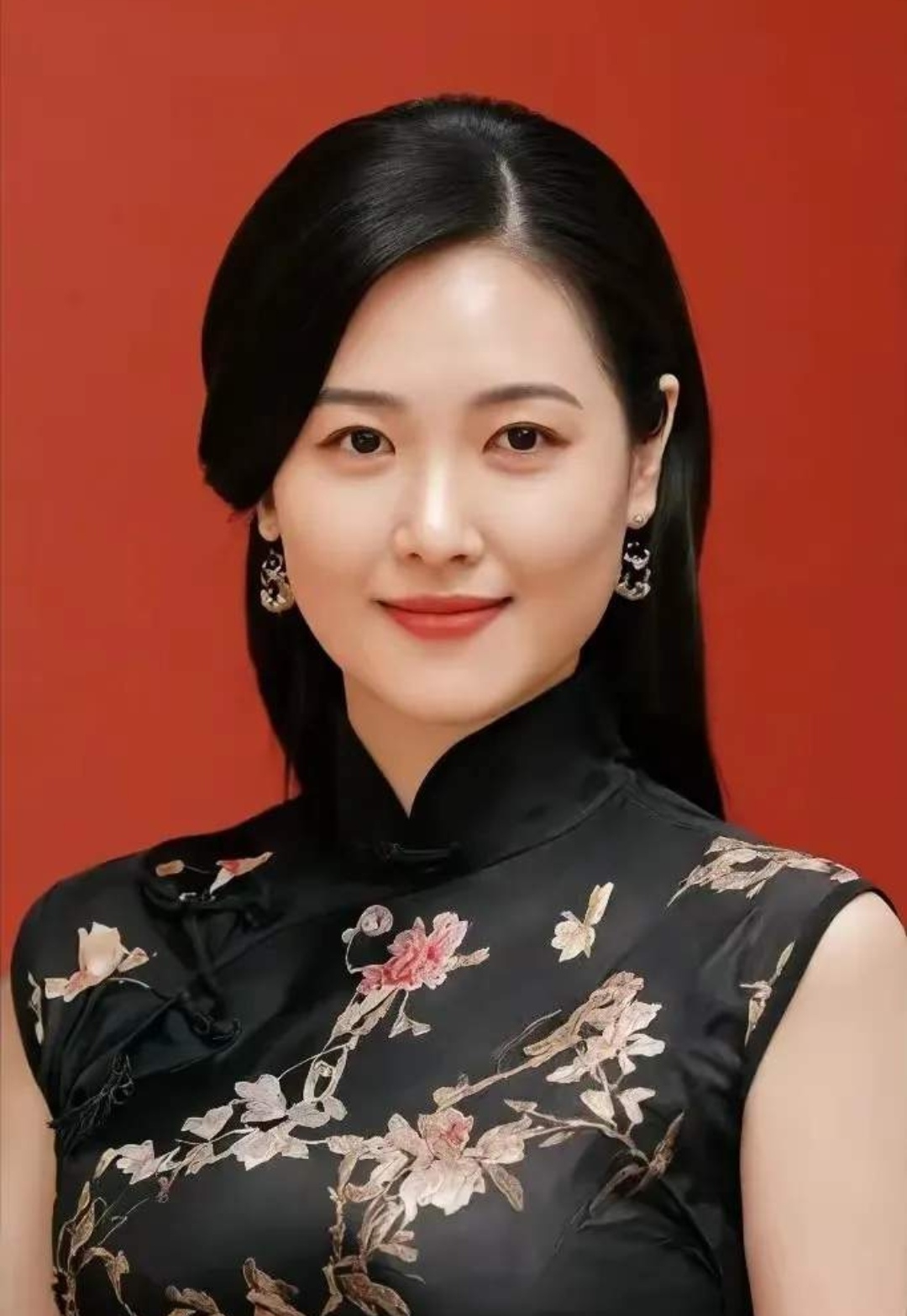 端庄秀丽,笑容可掬,优雅知性,温婉贤淑,成熟稳重,秀色可餐,一袭旗袍