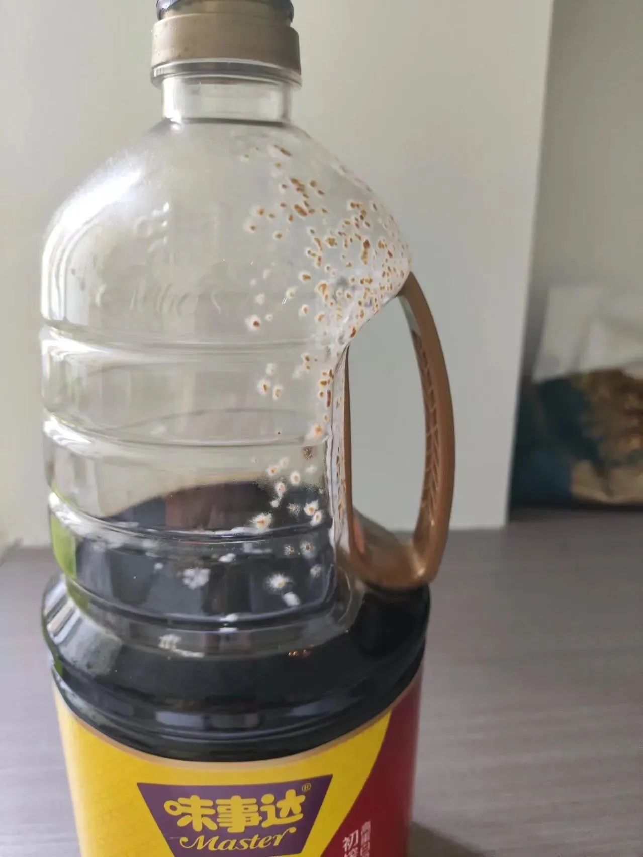 不含防腐剂的酱油开封一个月后发霉了
