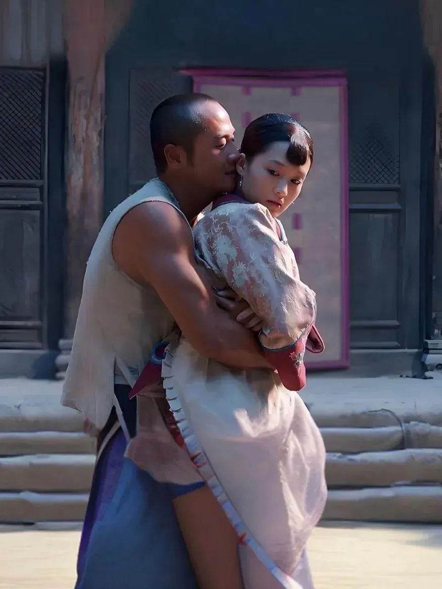 田小娥被绑着双手吊在树上,为了遮丑只给她留了一件贴身的裹肚布