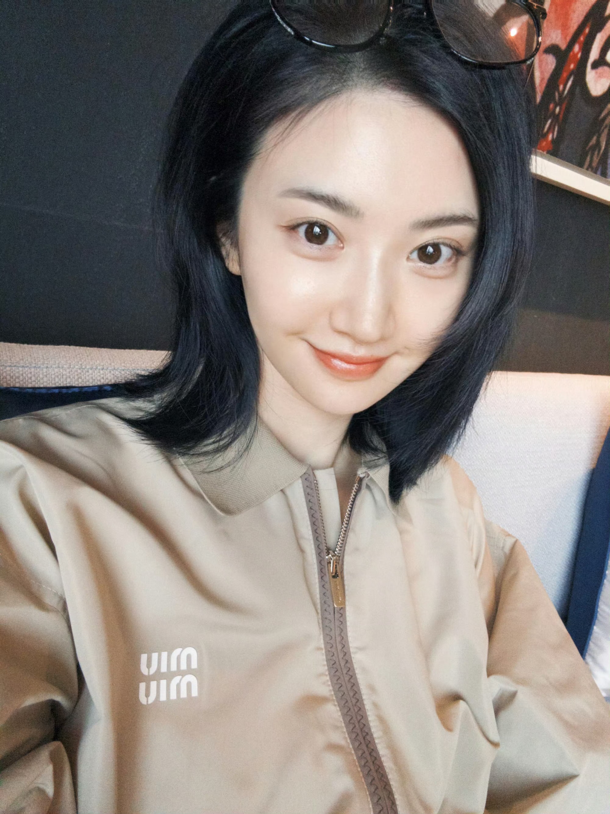 景甜明眸大眼,真是可爱极了