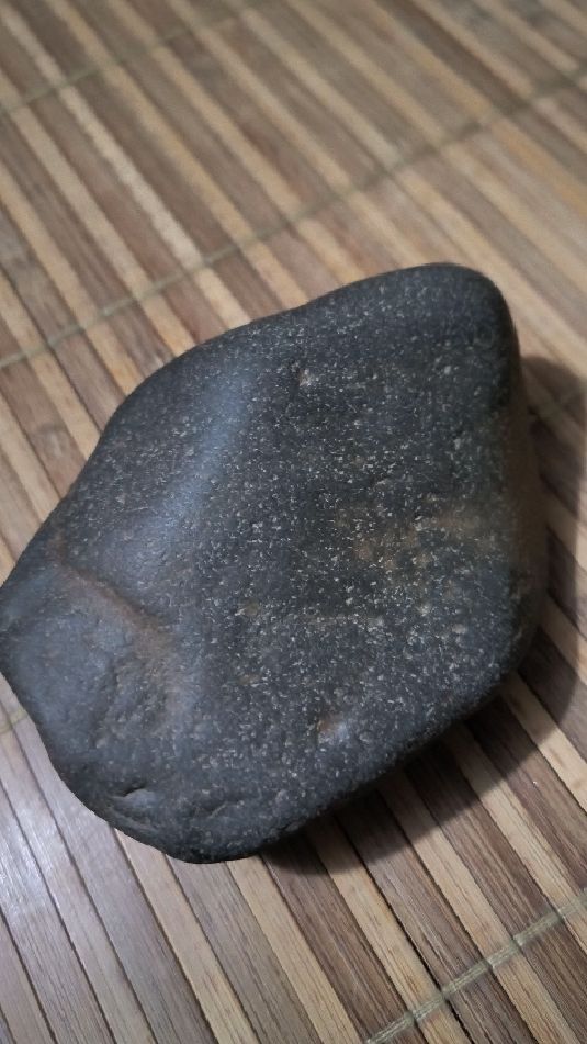 大别山陨石系列219局部可见气印纹和熔流纹,金属质感强烈.