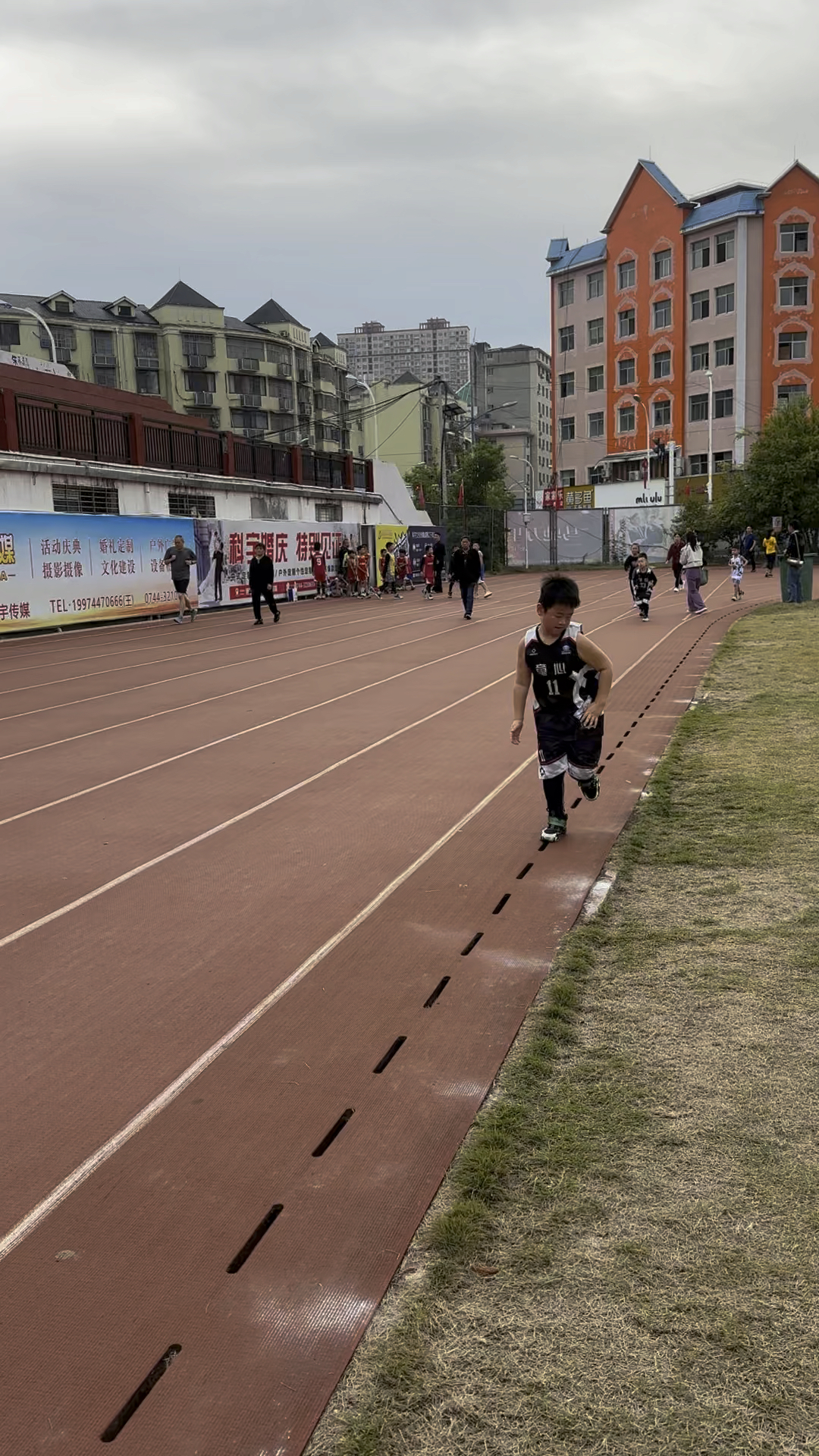 小朋友早上跑步跑哭了