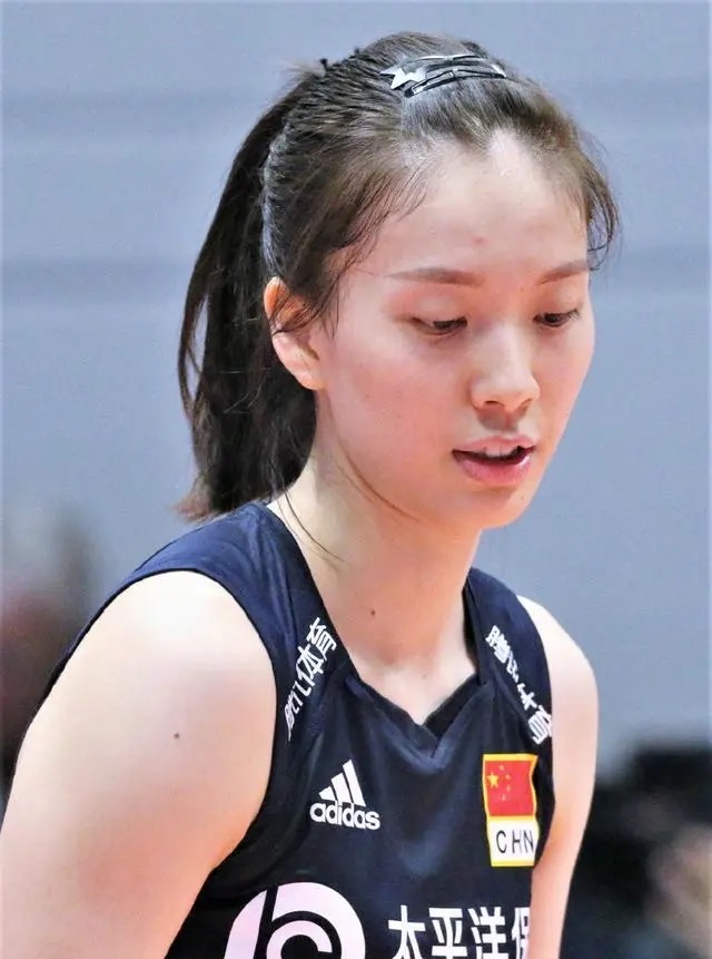 郑益昕颁奖仪式上绕过冠军天津队,直接和江苏队互动,这波操作引发热议