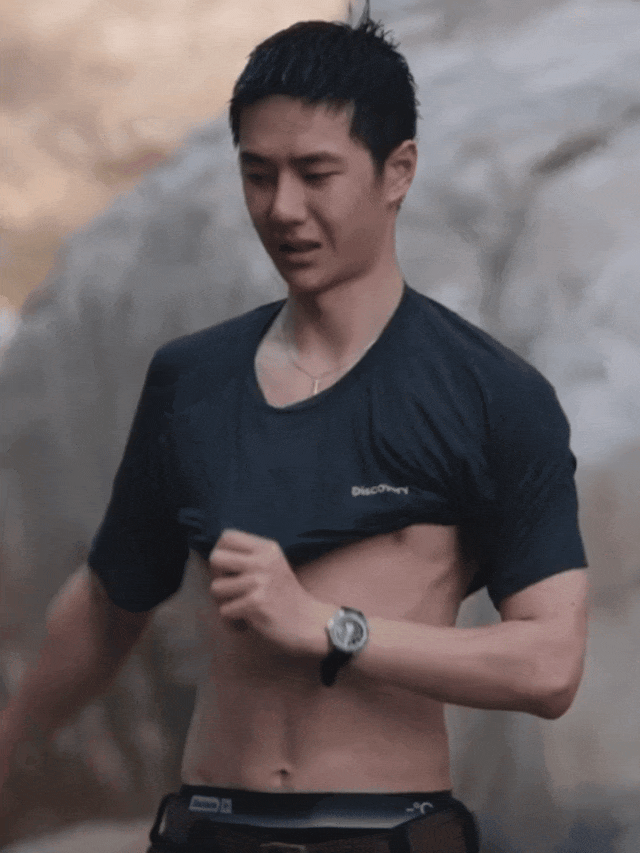 王一博宠粉无极限!新节目威亚挑战,帅裂屏幕,这宠溺力max!