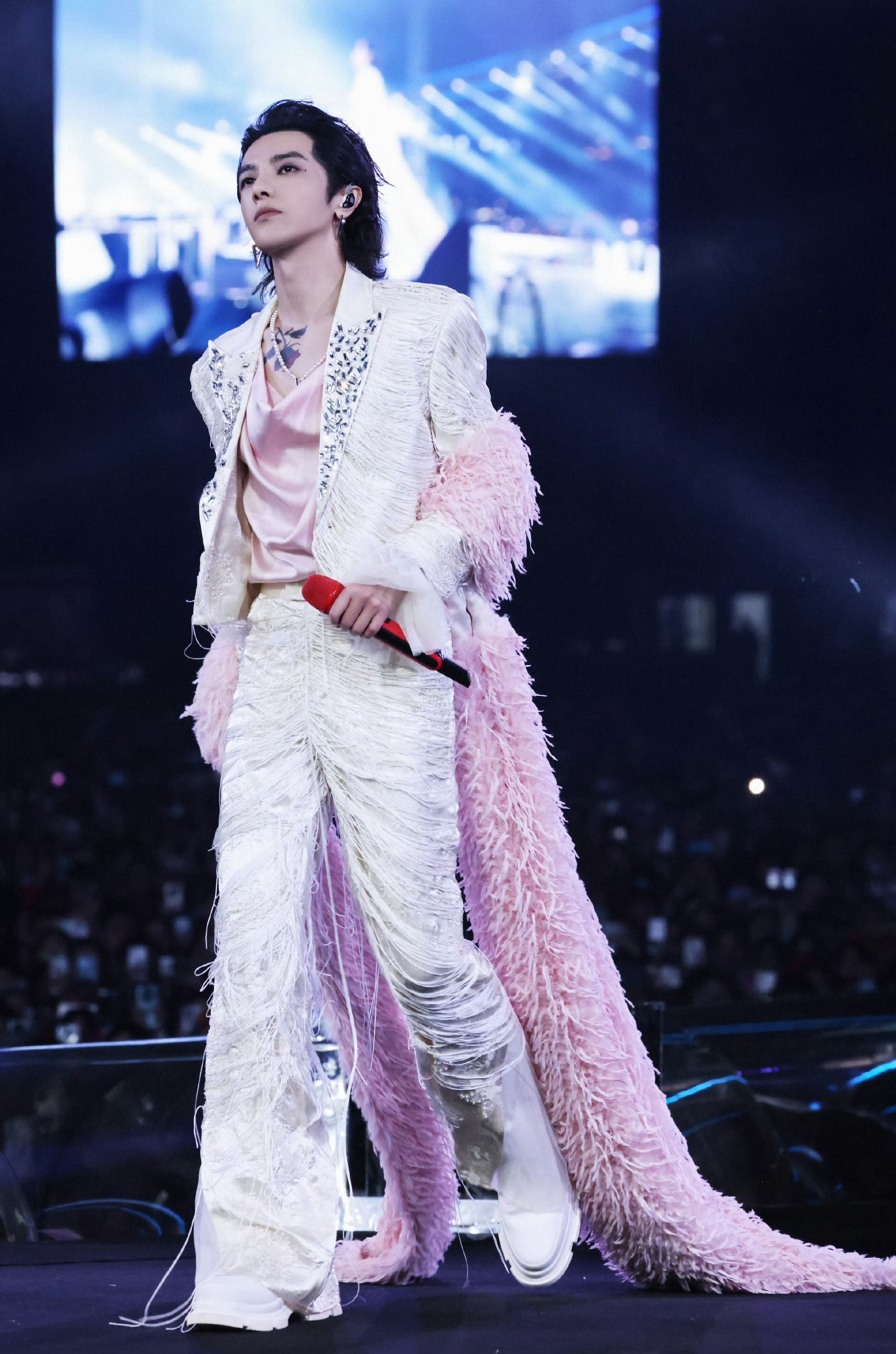 天地不仁,落日缓缓塌陷,天际开始焚烧,烈焰将我们燃