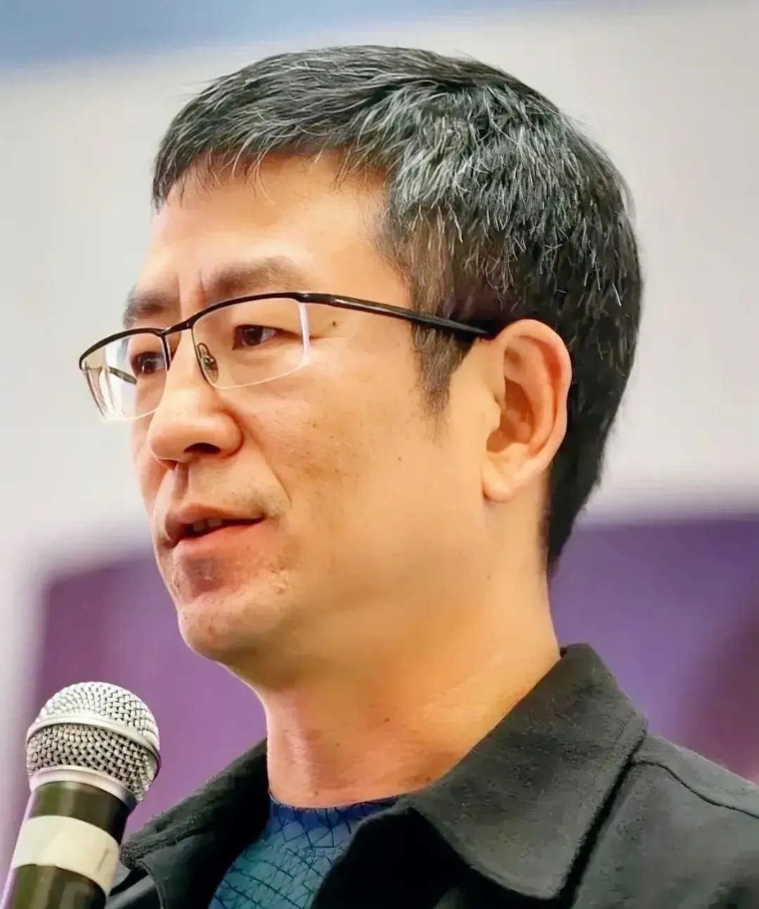 白岩松说:"你说玩手机只是想放松一下,但你没意识到,只要拿起手机你就