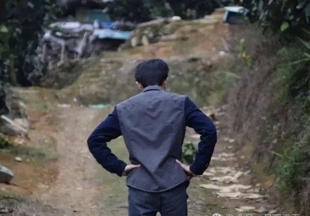 这在村里可是件不常见的大喜事,很多村民派去围观