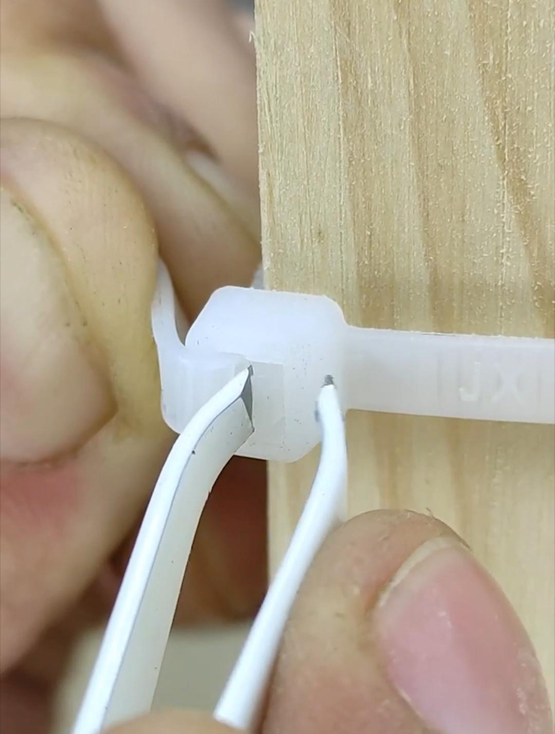 扎带这么解开,可以重复使用