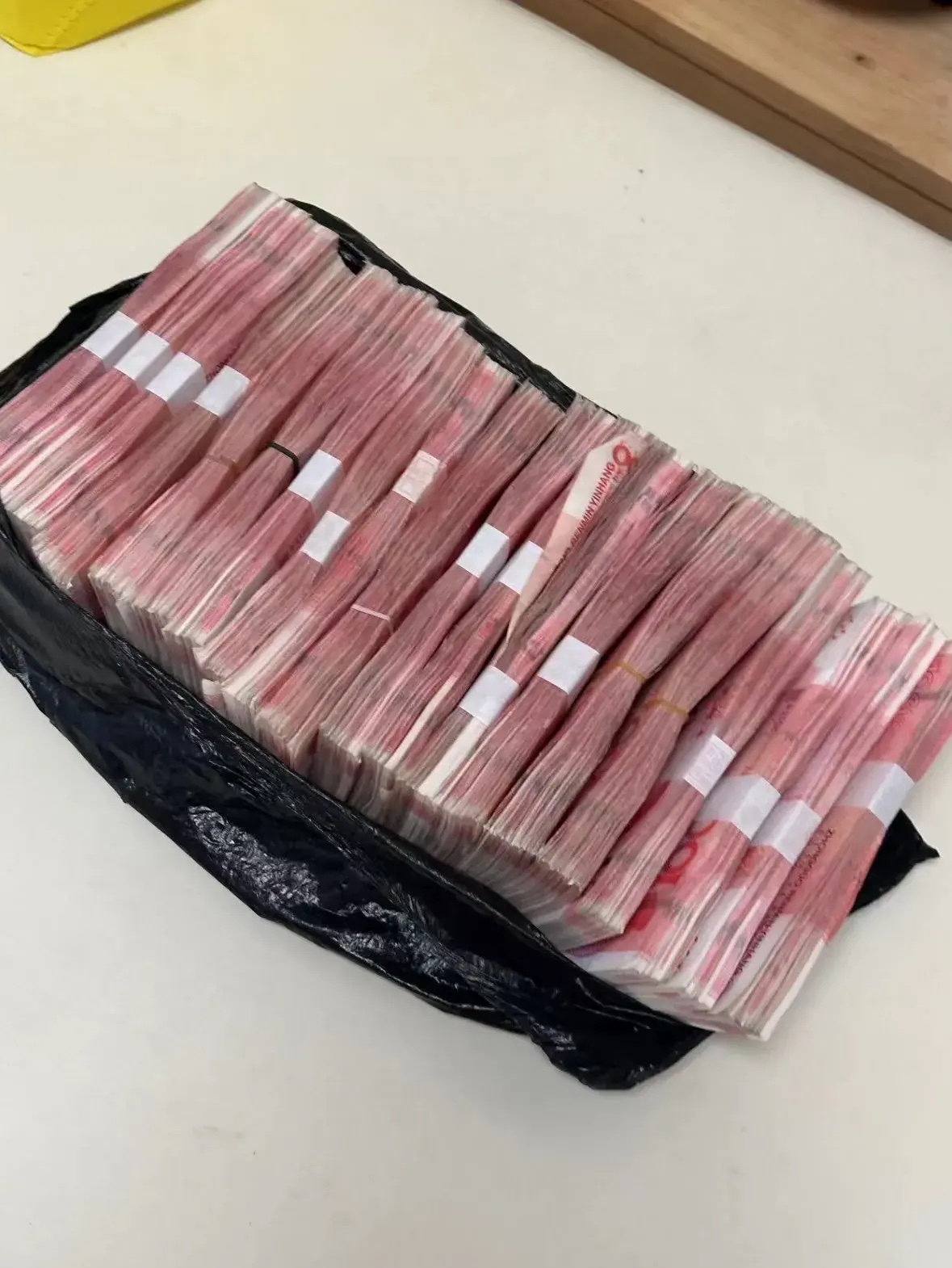 如果你的银行卡多了 2000 万,但是必须选择下面一样,你愿意吗?  1.