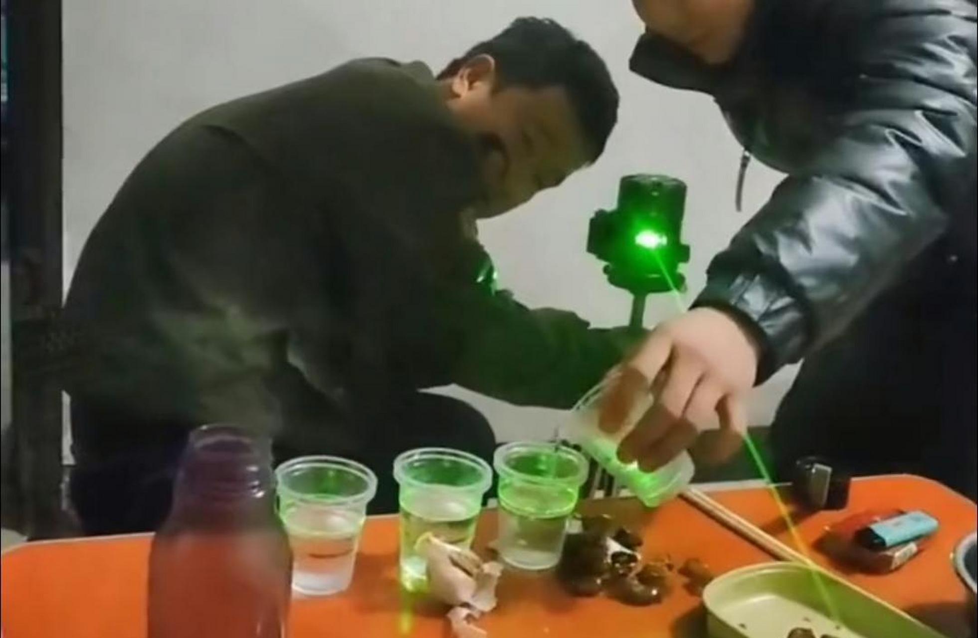 一开始李秋武也是不喝酒的,甚至可以说得上是滴酒不沾.
