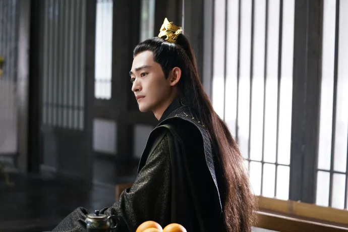 张翰恋情被曝光,狗仔拍到张翰带着一美女先去逛商场,后来二人又去烤肉