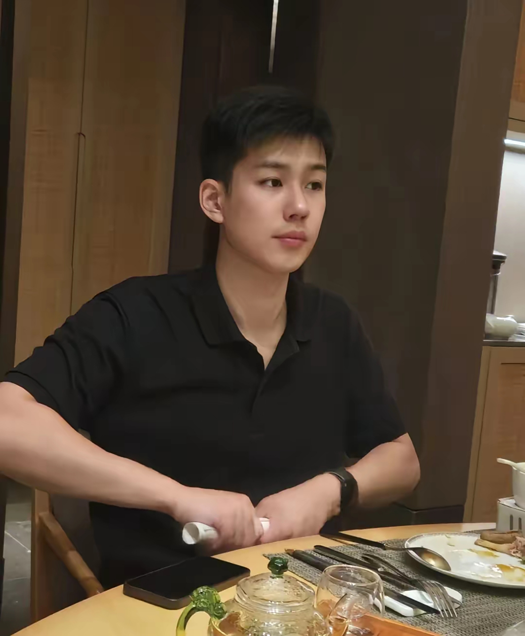 昨天我去相亲,那个男的长得很帅气,收入也挺好