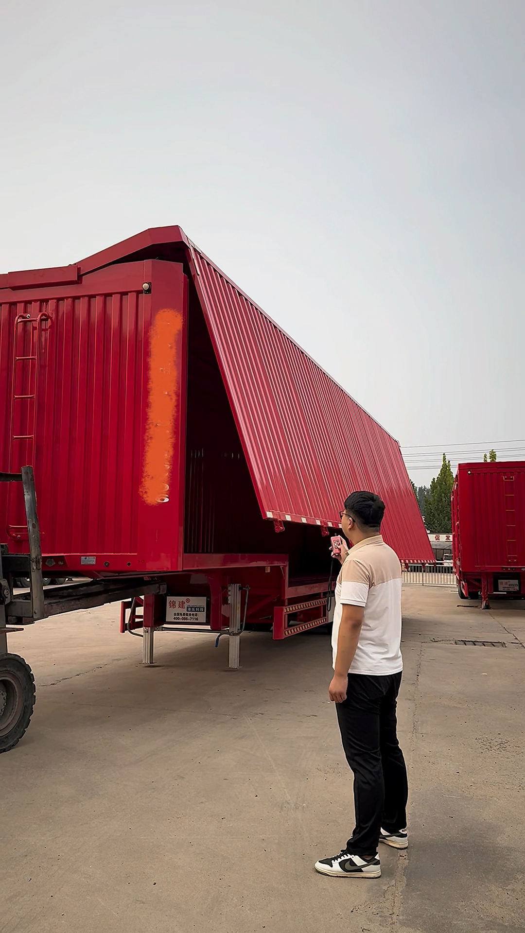 集装箱展翼半挂车