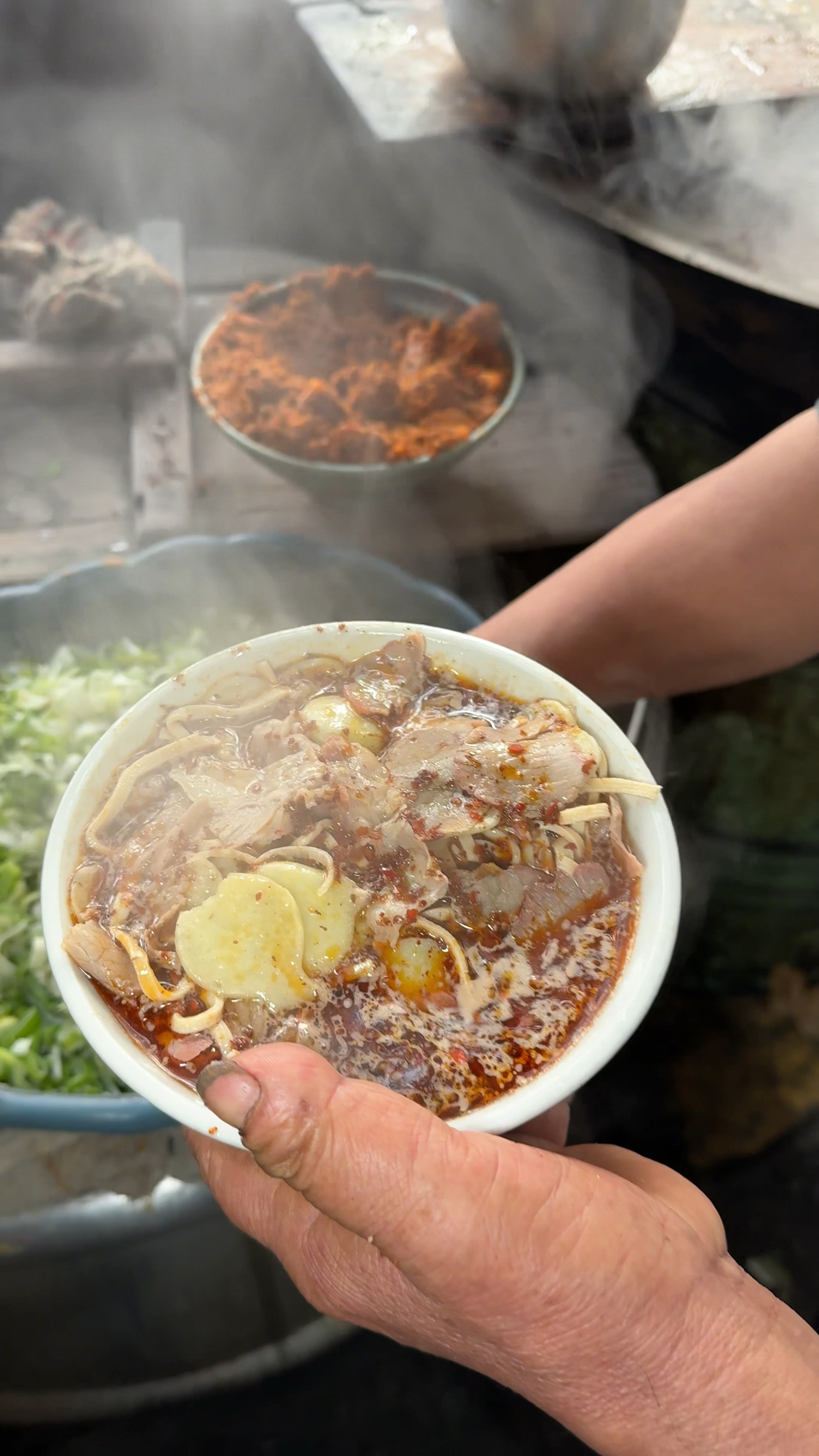 安徽淮南特色美食牛肉汤,6元一份,满满一碗,份量足看着就好吃