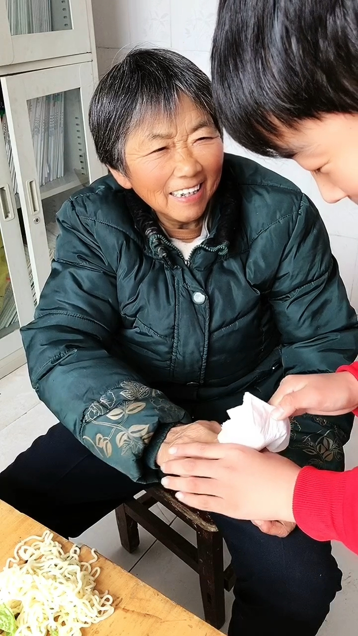父母是孩子的榜样孝敬父母要以身作则善待老人就是善待明天的自己