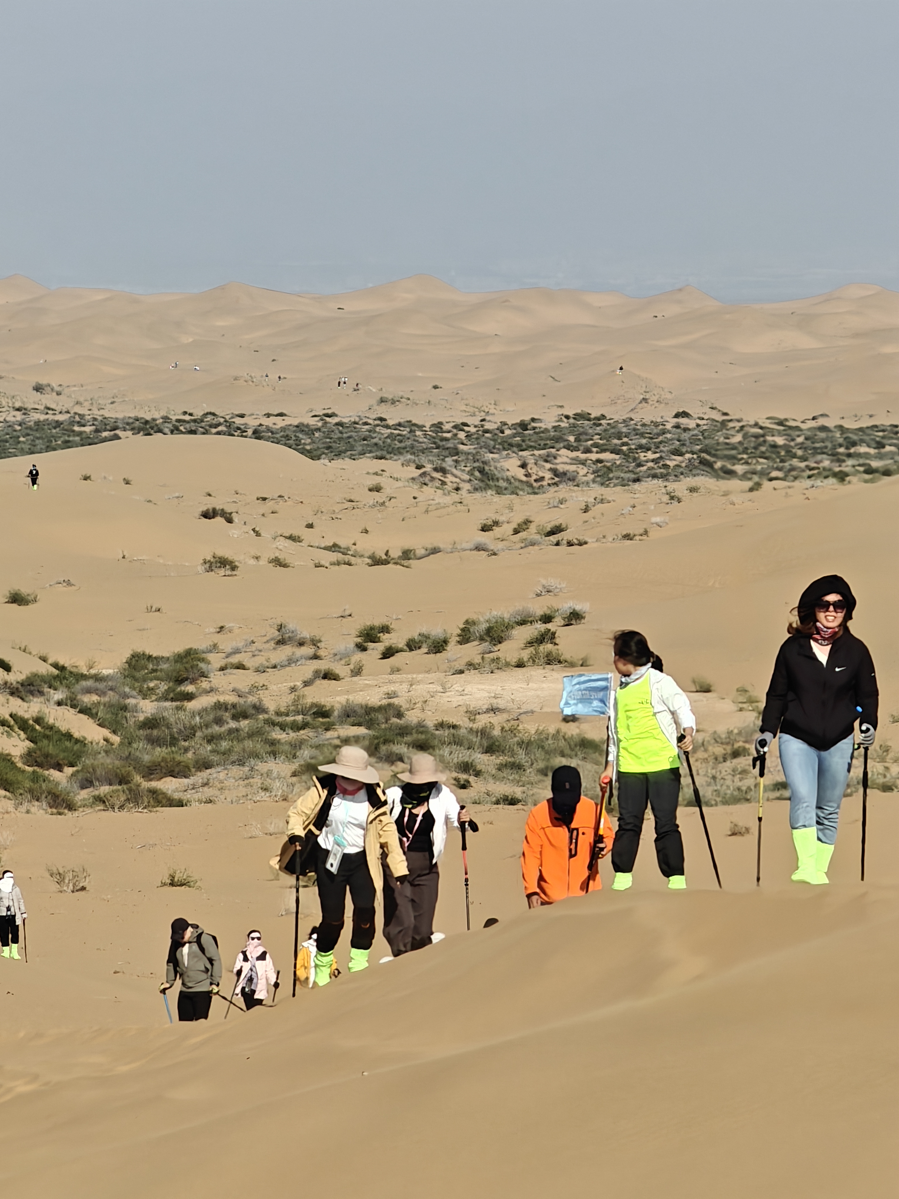 徒步沿途的风景图片真实阿拉善腾格里沙漠徒步 旅落日照片徒步沙漠
