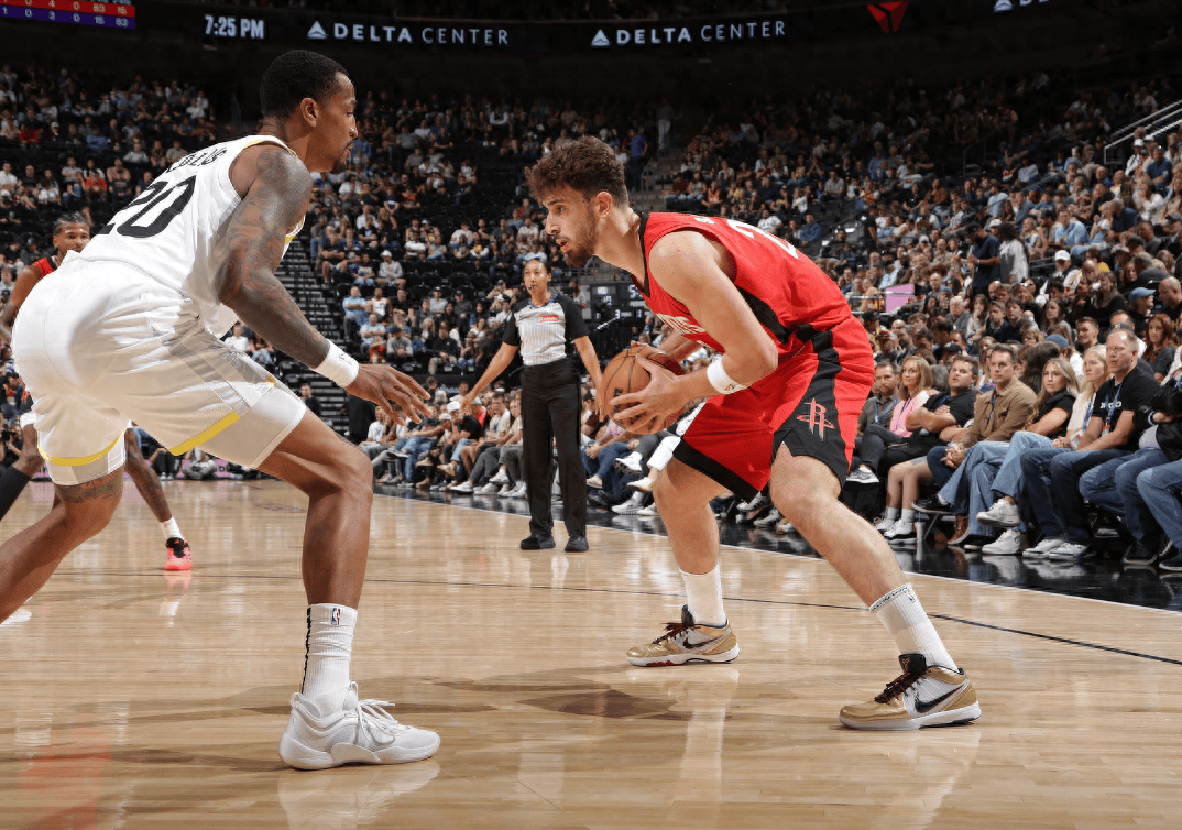 关键时刻NBA季后赛焦点战，底特律活塞状态回暖，更衣室稳定，年轻球员得到机会的简单介绍