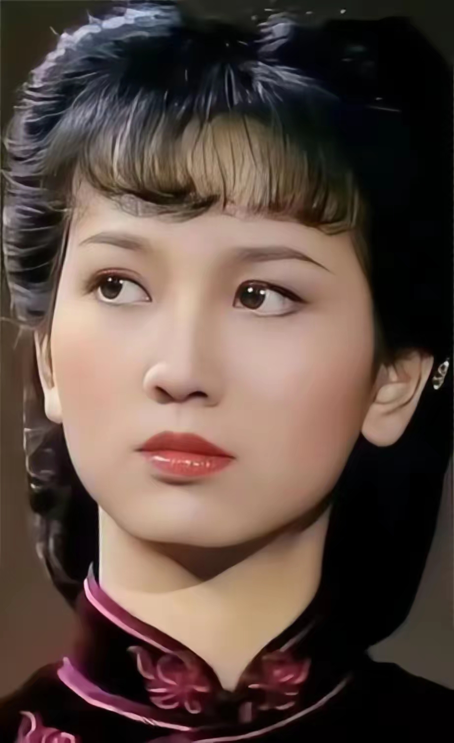 电视剧《上海滩》中的冯程程 看看下面两组图 赵雅芝版的冯程程