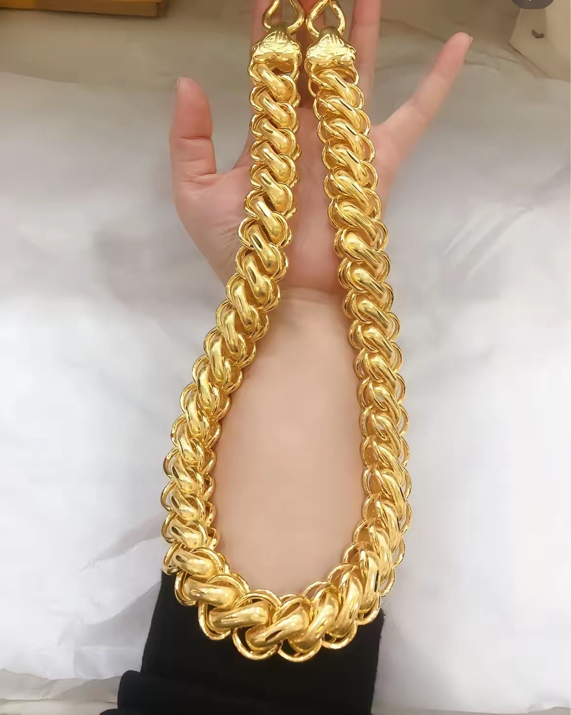 老爸把他带了3年的金项链给我了,差不多400克左右吧,也不知道值多少钱