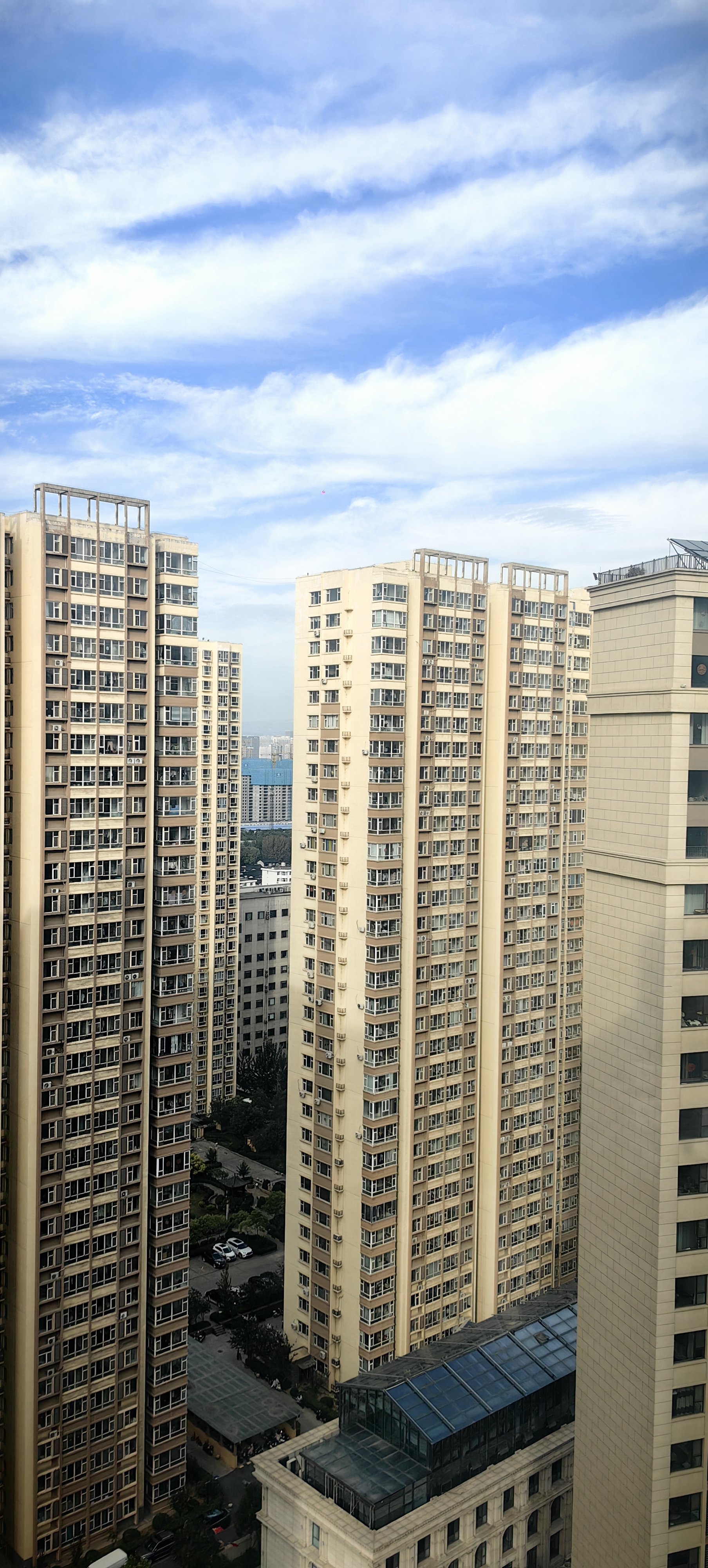 午餐时分,眺望密集的高楼有点恐高,安得广厦千万间的感觉