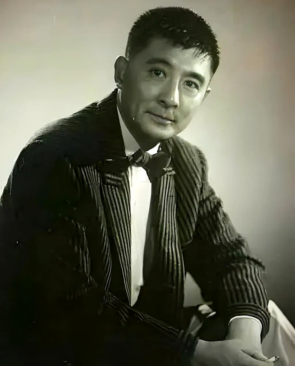 "  1936年,19岁的叶露茜嫁给了21岁的男演员赵丹,后来生了一女一儿