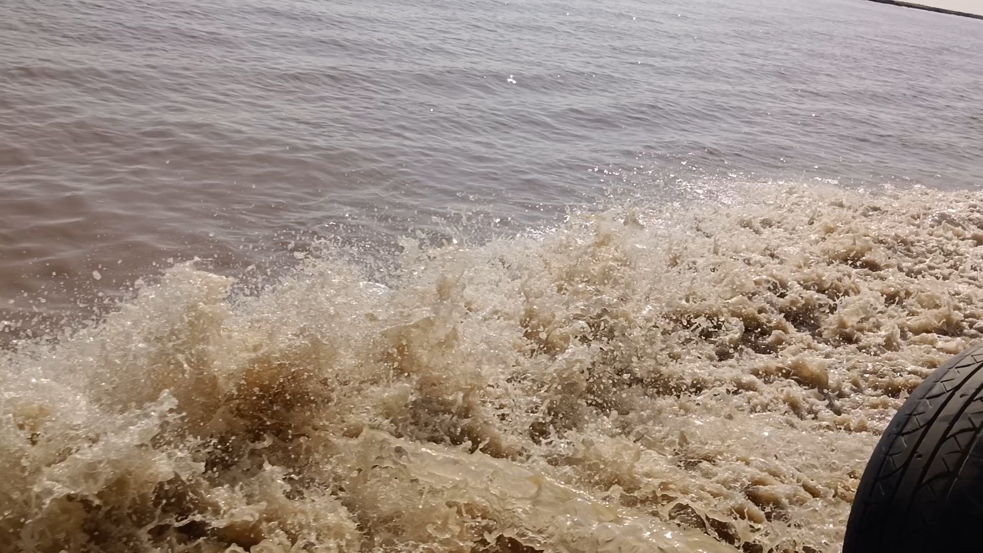 女生黄河入海流图片