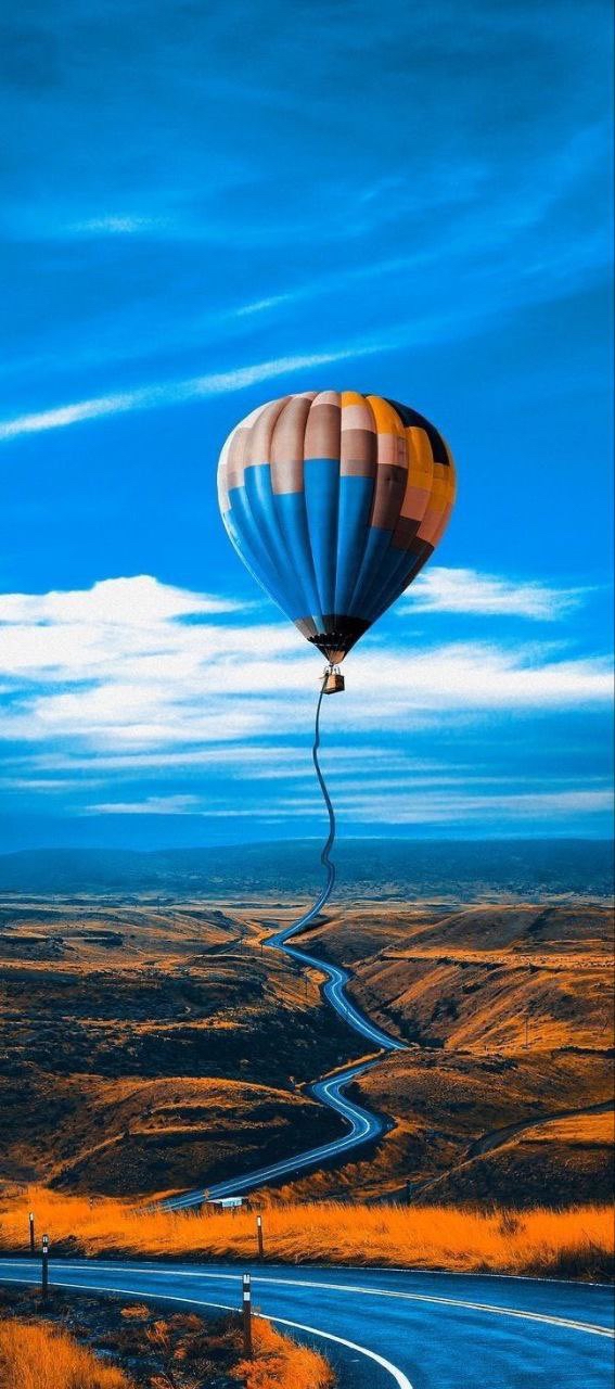 蓝天白云下的热气球#换壁纸开心
