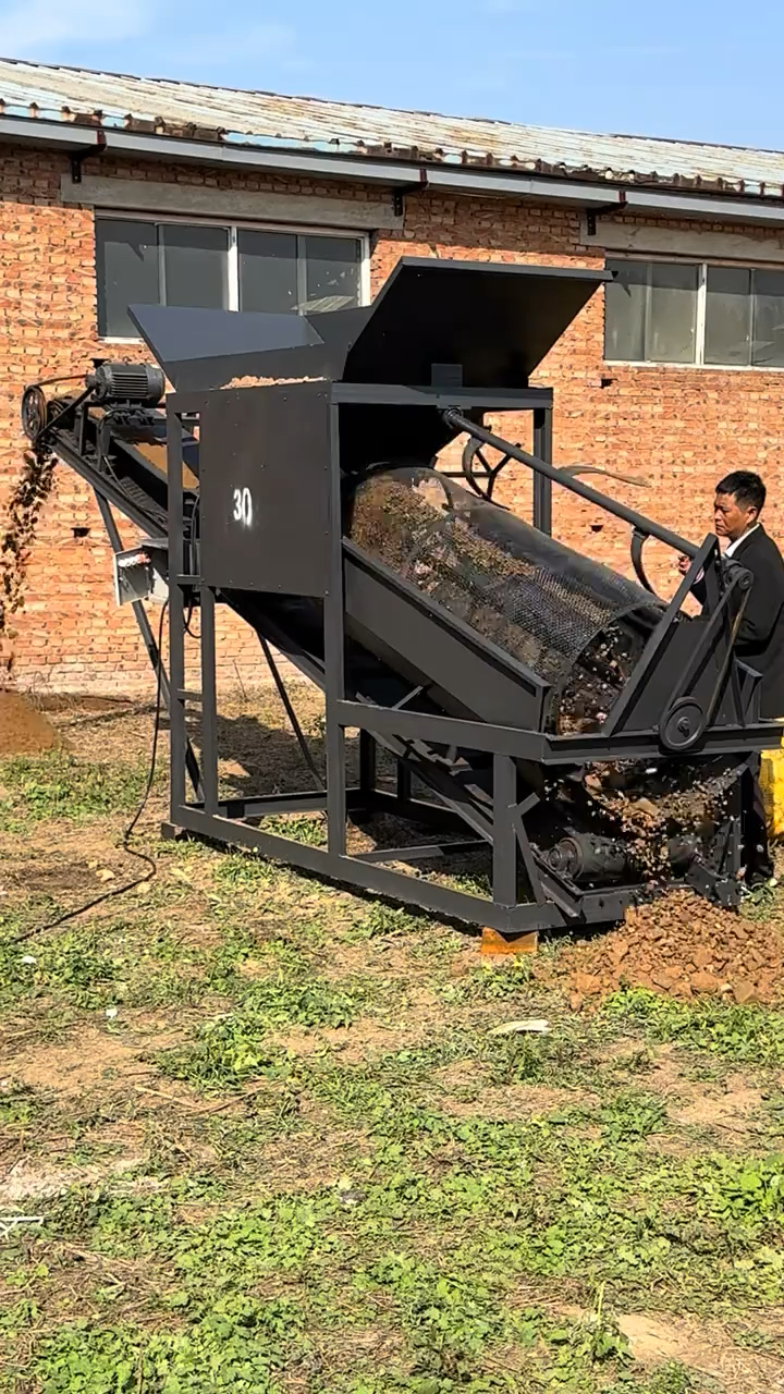 小型的滚筒筛沙机,可以有效的把沙子里面含石块,土块筛分出来