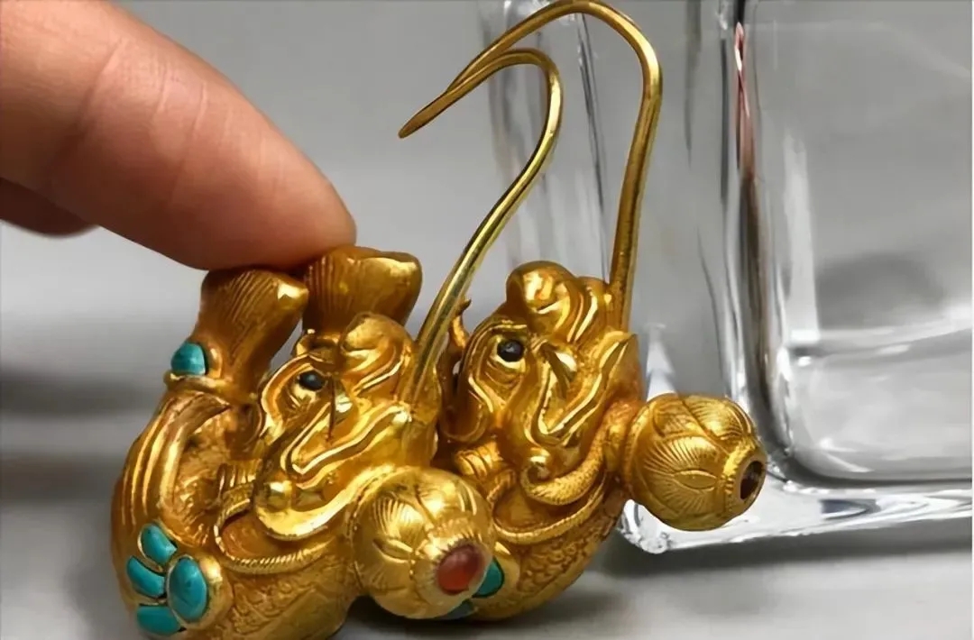 便说拉肚子,辛猛生气,把锄头往地上使劲一扔,不料,一块金灿灿的牌子