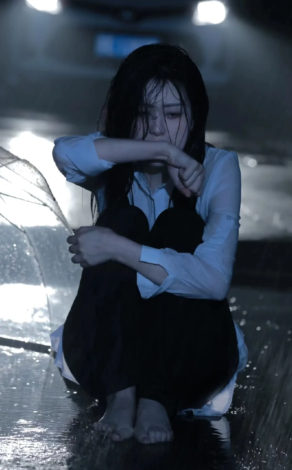 女生下雨天女孩哭泣的图片女生害怕打雷图片女孩下大雨哭泣的女人图片