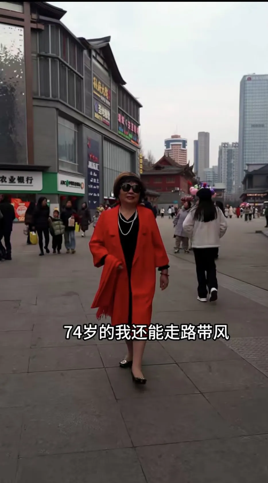 想不到14年前超高龄生下双胞胎的盛海琳竟然在直播卖货!