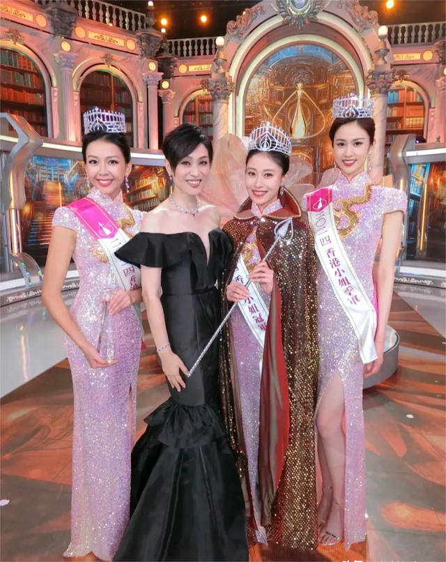 近日,她在社交媒体上晒出与2024年香港小姐冠,亚,季军的
