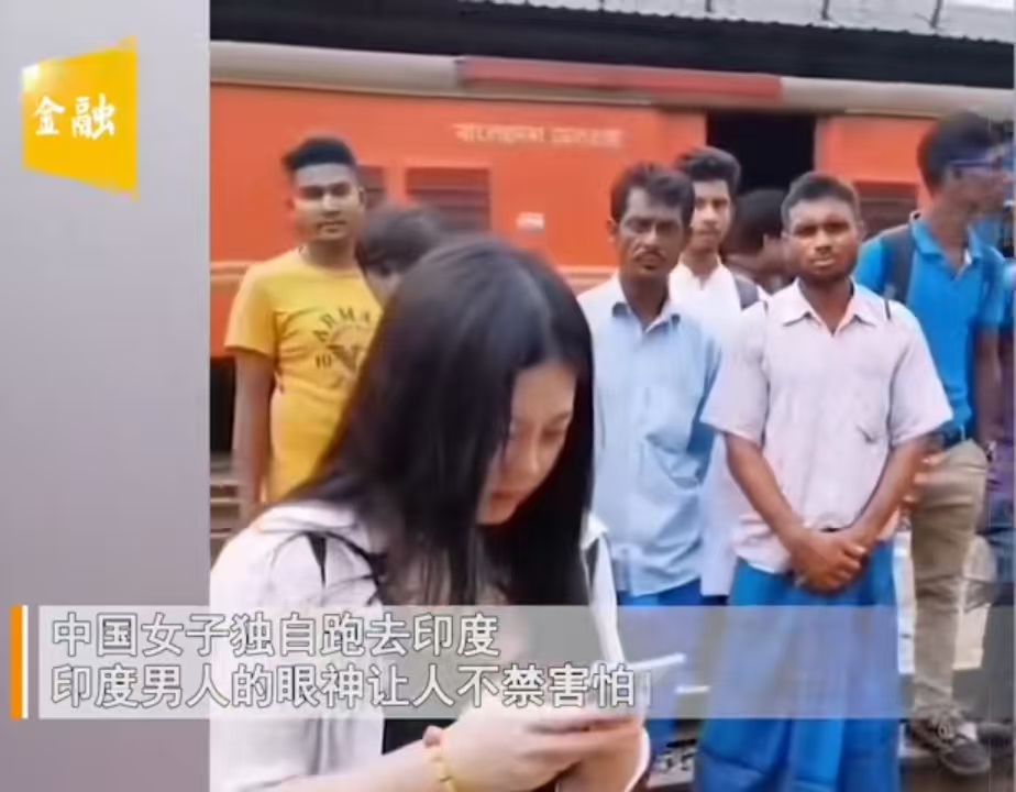 她低头点着手机,而那群男人就站在原地直勾勾地盯着她看