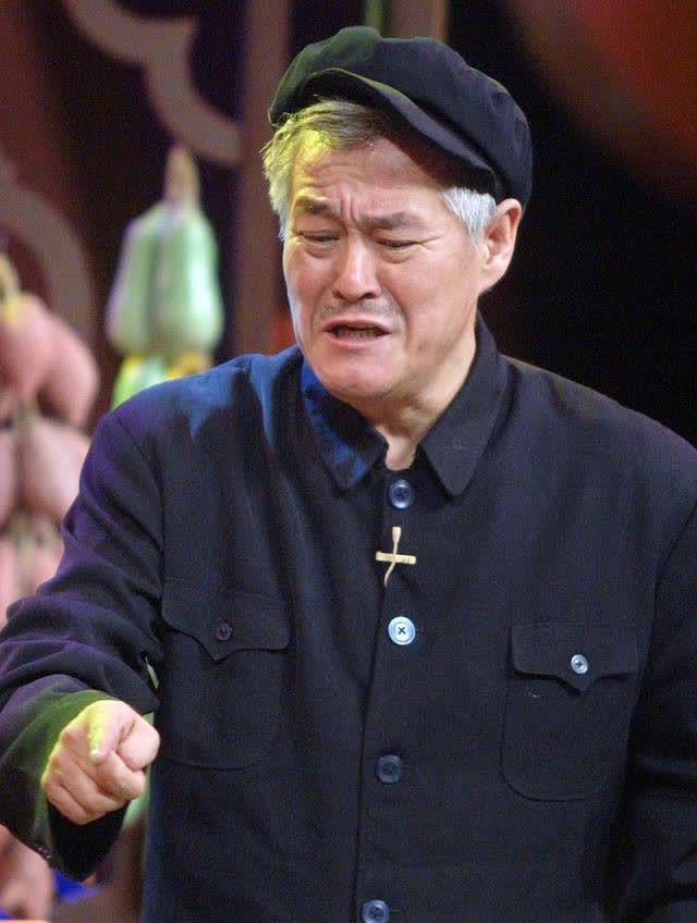 有一次,王小利偷接私活,赵本山让他跪下认错,还罚款 10 万元,王小利不