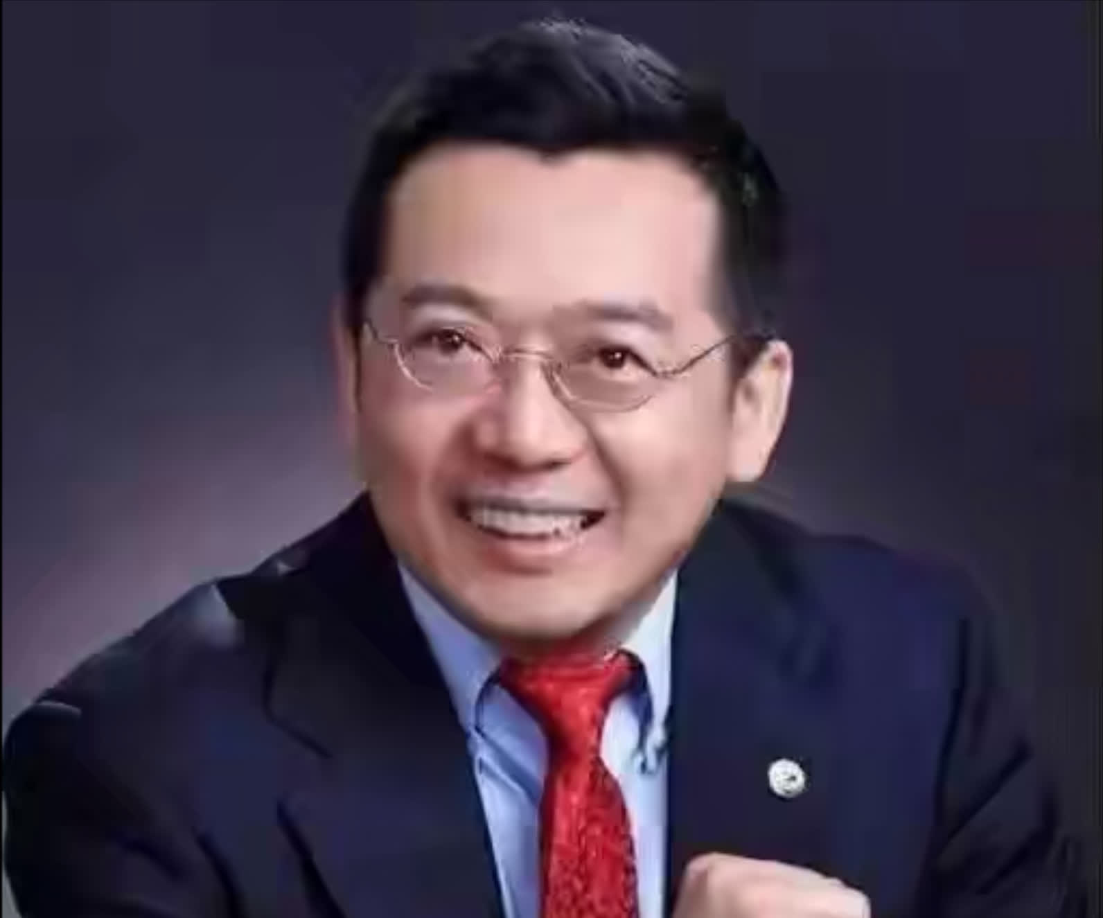 2011年,我国博士潘锦功被美国"释放"后,准备乘坐飞机回国