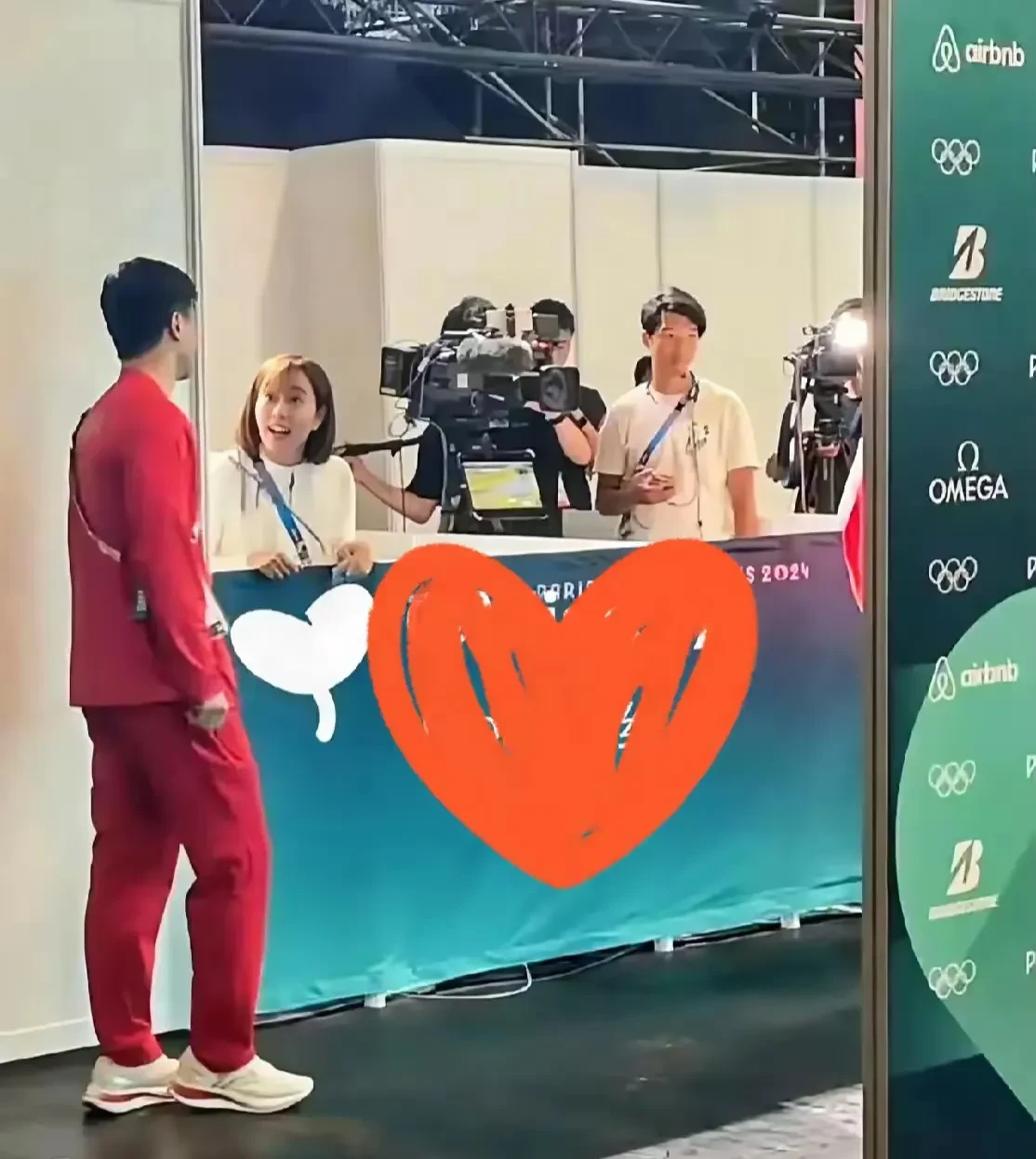 马龙和石川佳纯隔了半堵墙见面,说话的时候马龙现在一侧,不是面对面