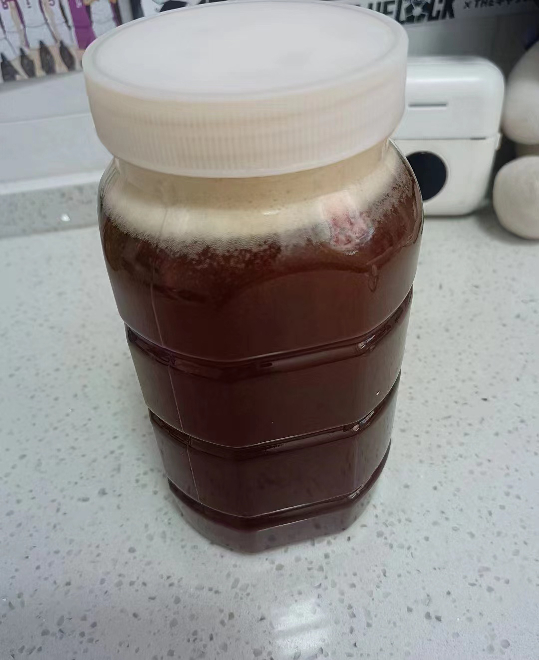 蜂蜜放久有白色沉淀物正常吗能吃吗(蜂蜜放久了上面有一层白色的东西) 蜂蜜放久有白色沉淀物正常吗能吃吗(蜂蜜放久了上面有一层白色的东西)