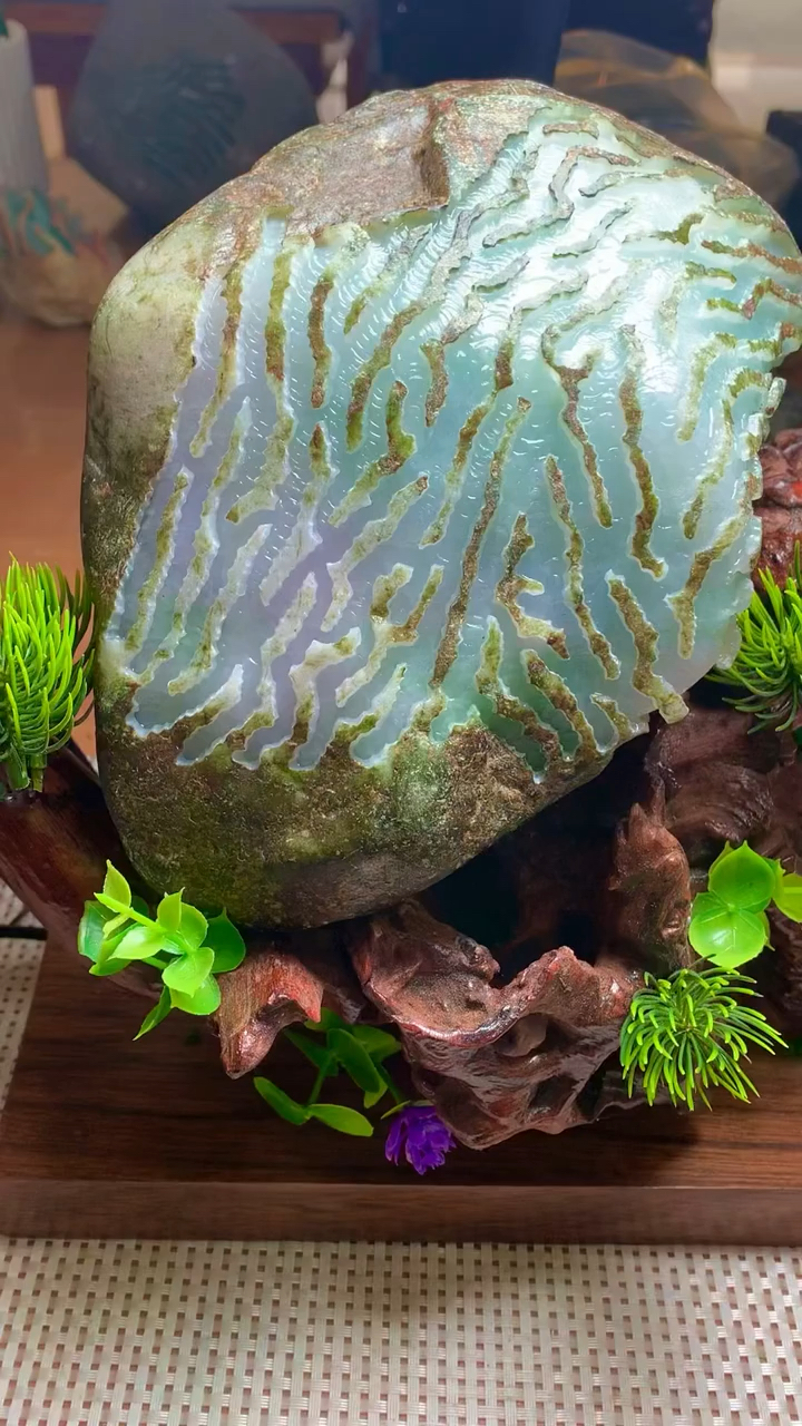 双彩色翡翠摆件,开窗原石,懂的人来看看