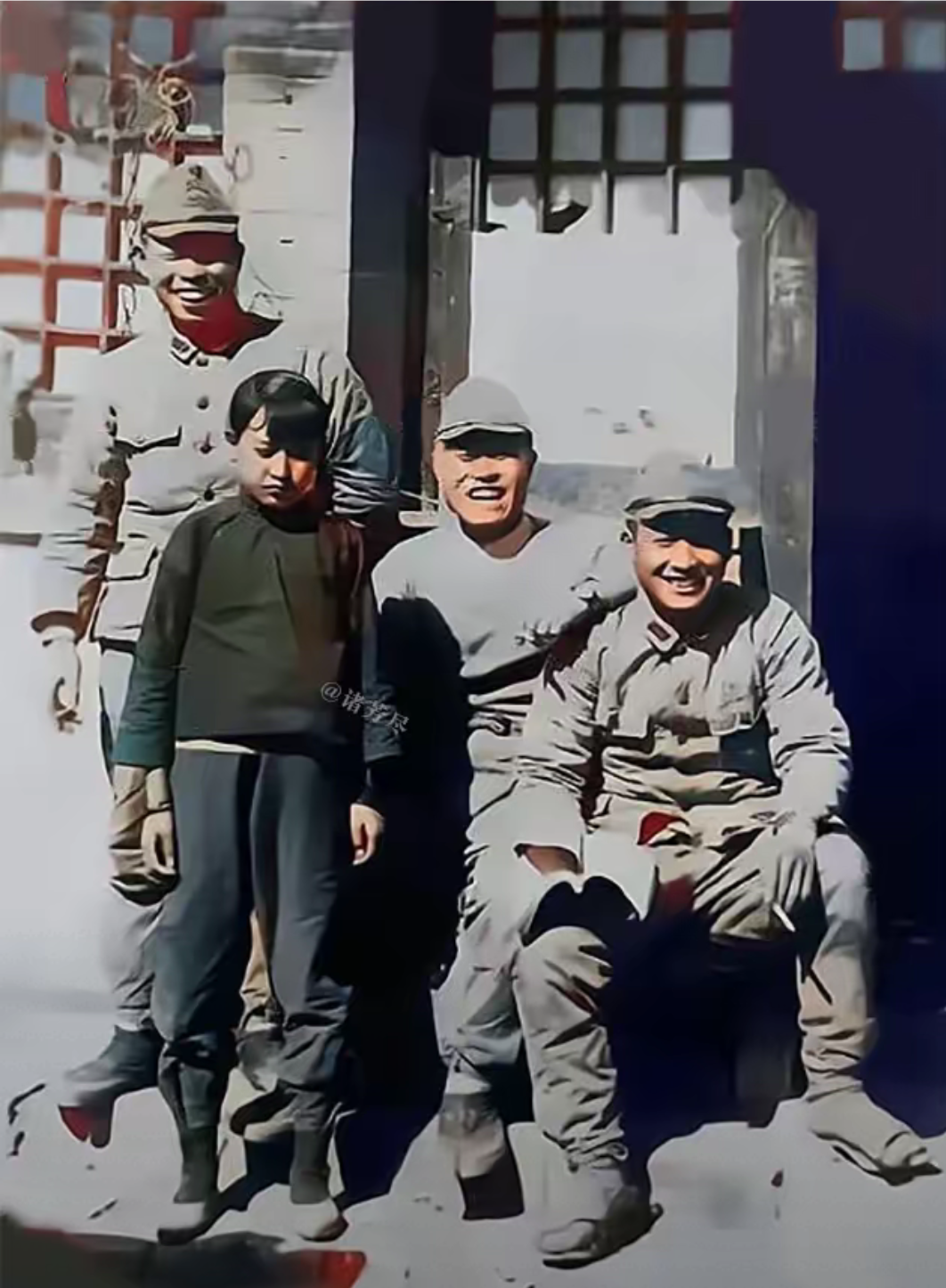 照片中三名日本军人邪恶地笑着,小姑娘则满脸无助与恐惧,不敢抬头,对