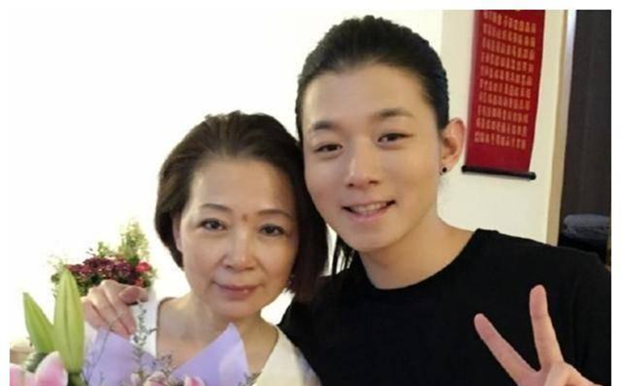 霍尊全家过中秋,女友素颜出镜,火风前妻现任和谐同框