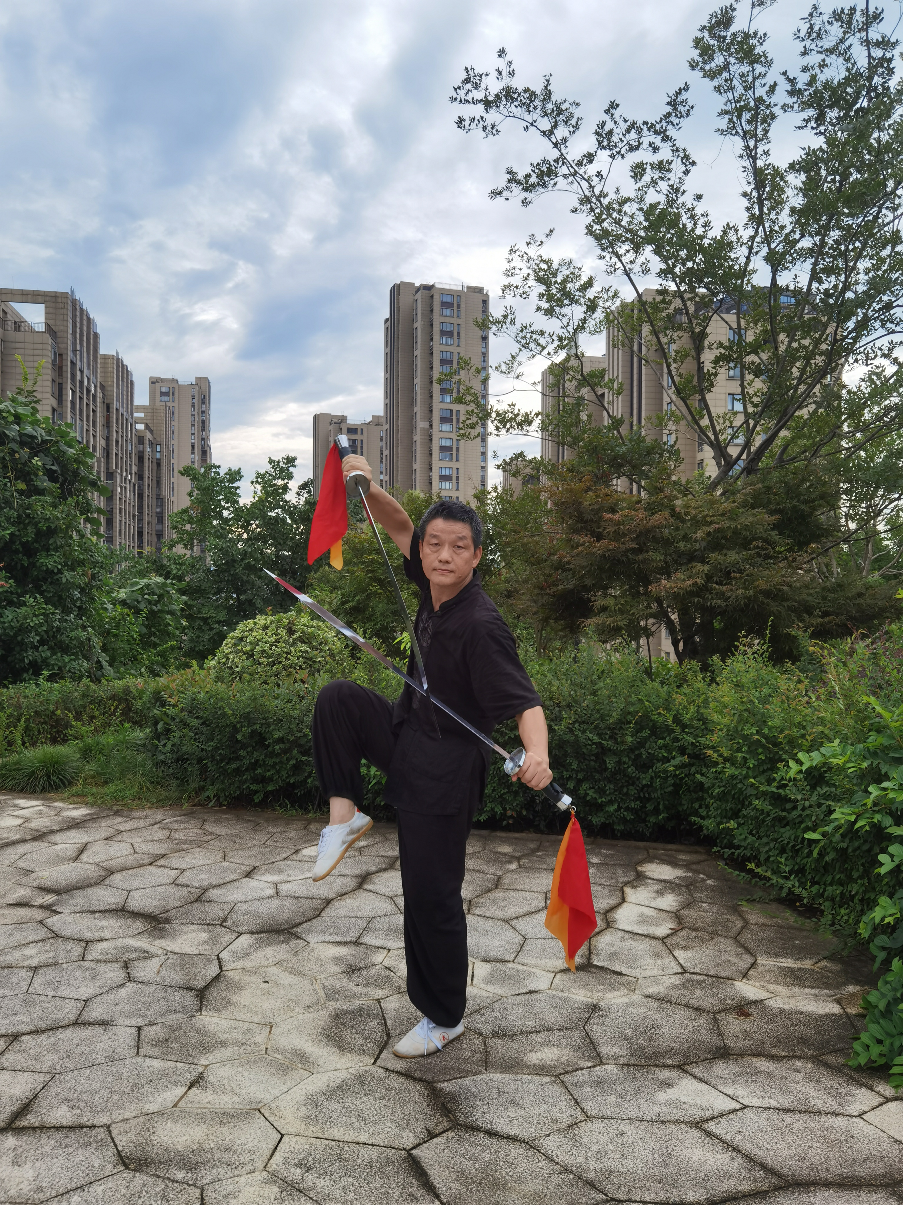 我早晨上山一起锻炼的拳友许庚文老先生,七十六岁,原上海武警总队武术