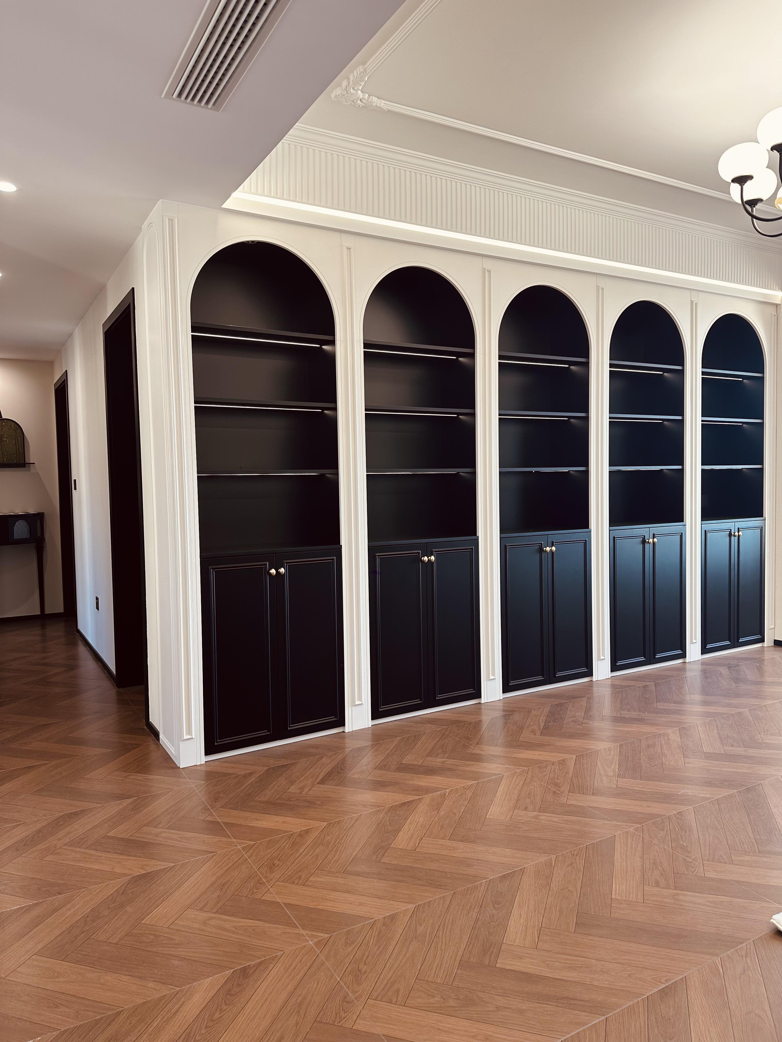 吊顶搭配钢琴键石膏线等,木纹砖装修效果图90平米三室一厅法式装修