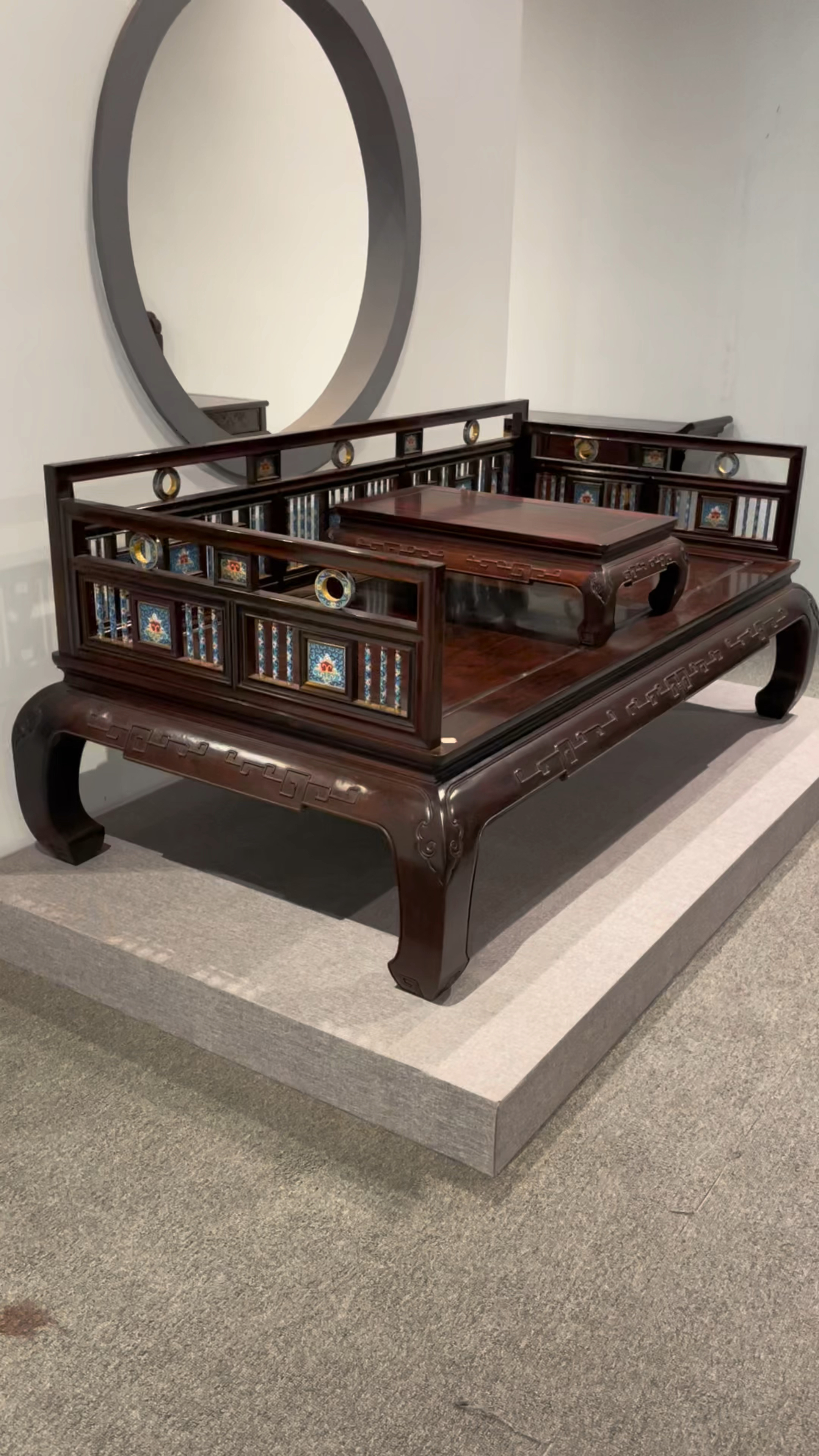 大红酸枝景泰蓝罗汉床