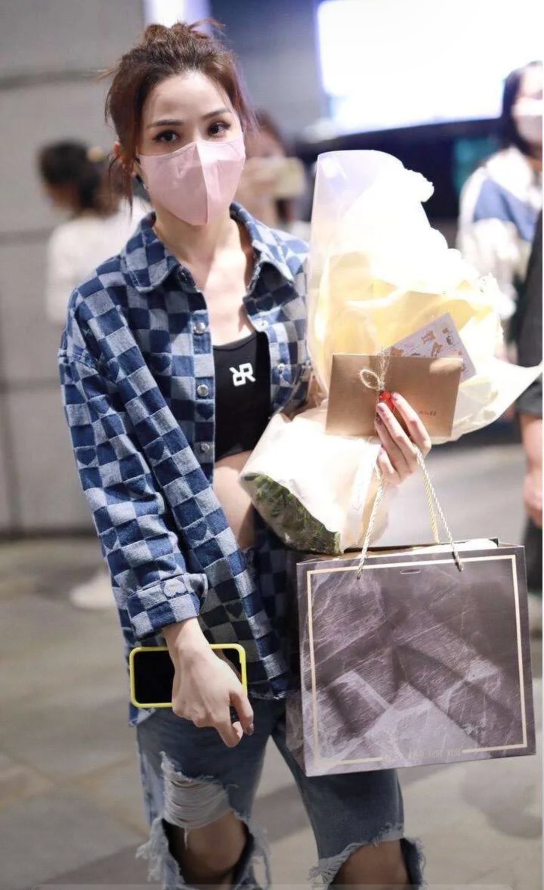 阿sa蔡卓妍最新写真中身穿蓝白格子牛仔衬衫内搭黑色背心下搭蓝色