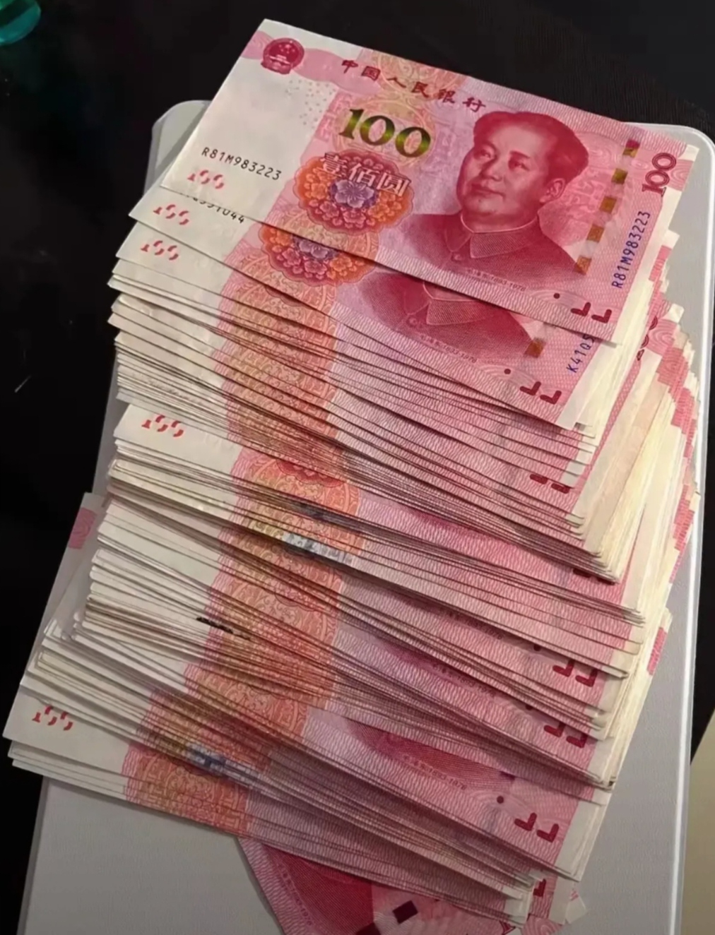 谁都不能讲,兄弟姐妹不能讲,同事朋友不能讲,就连爱人父母都不能讲