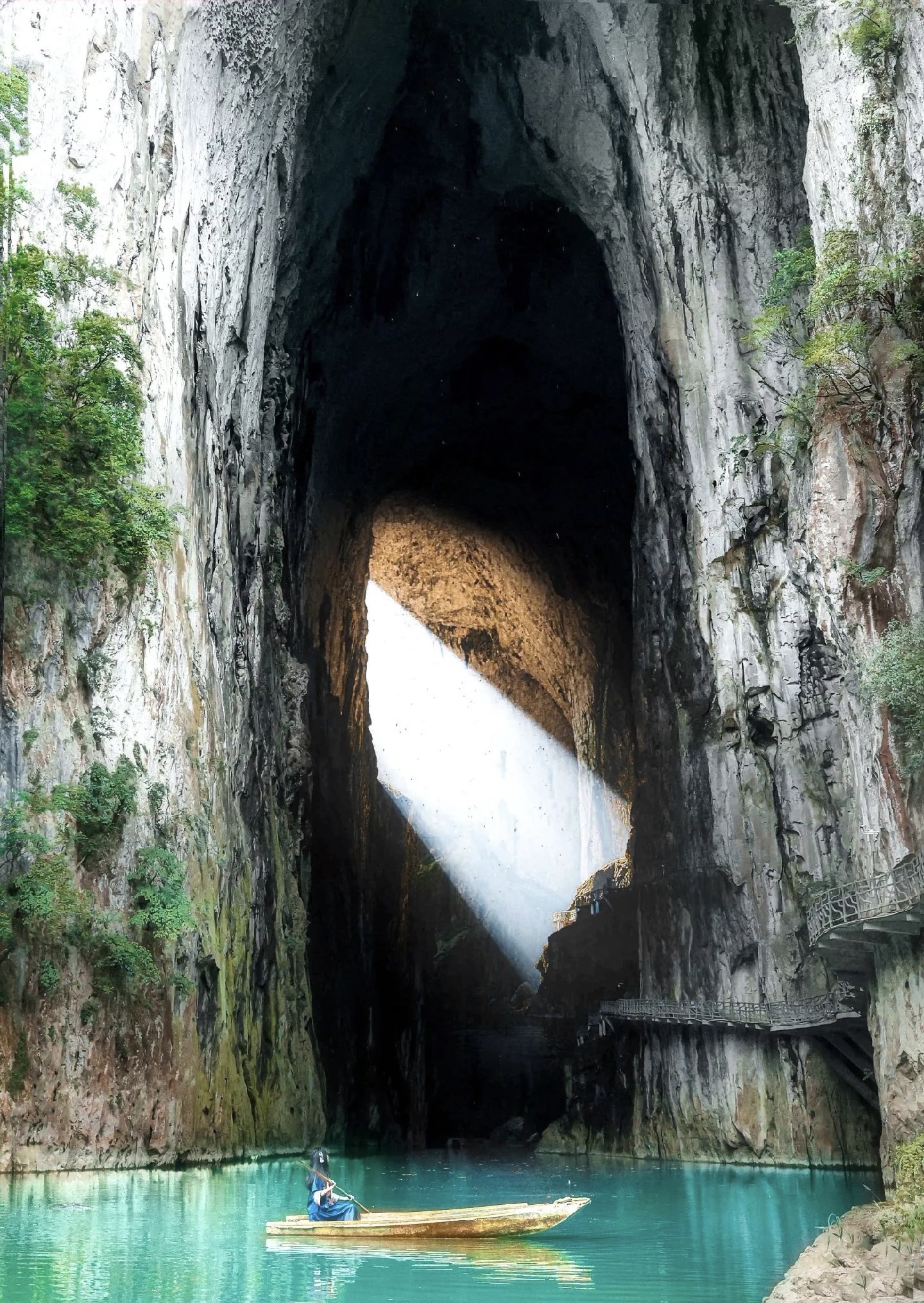 穿过洞穴,你将进入魔幻世界