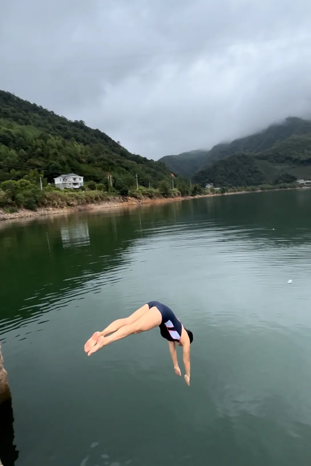 房间,下午除了去健身房撸铁就是和跳友们去千岛湖或新安江里游泳跳水