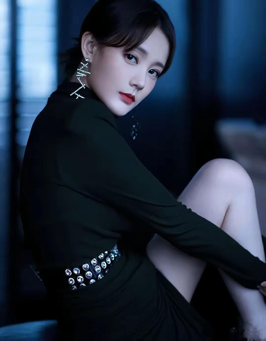 李一桐的一组写真美照,一身全黑开叉连衣裙,肤白貌美,烈焰红唇  不得